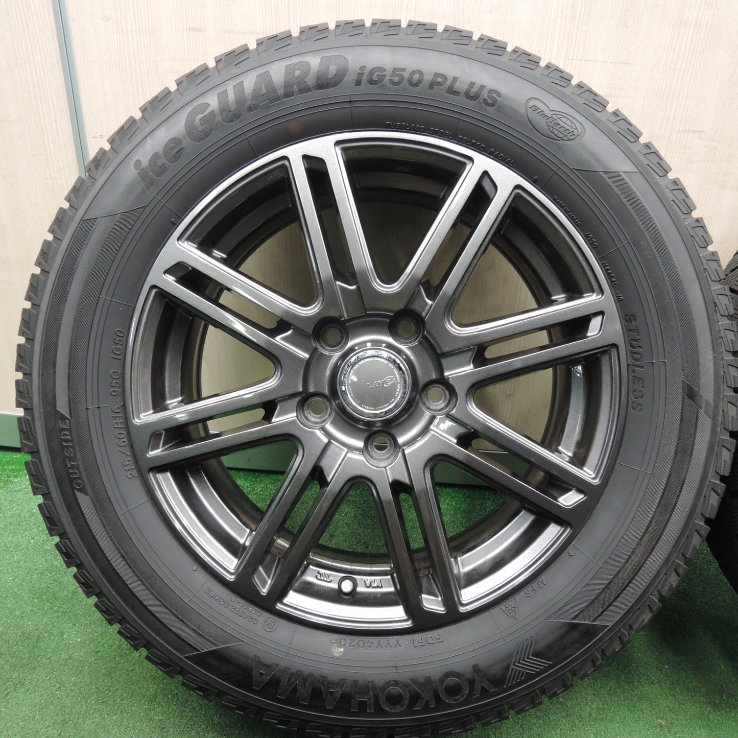 *送料無料* バリ溝！20年！キレイ！9.5分★スタッドレス 215/60R16 ヨコハマ アイスガード iG50 プラス LAYCEA レイシア 16インチ PCD114.3/5H★4021308TNス