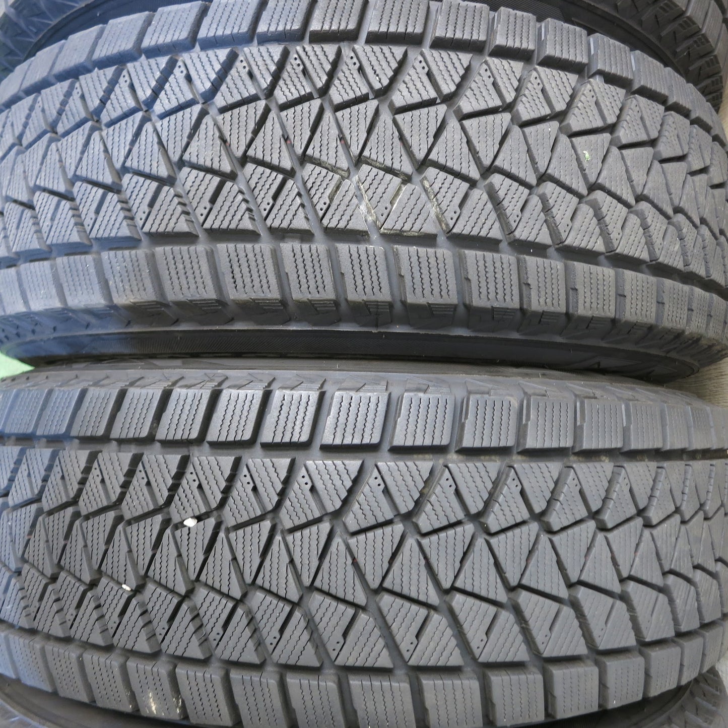 [送料無料]バリ溝！キレイ！9.5分★スタッドレス 215/70R16 ブリヂストン ブリザック DM-V2 BALMINUM バルミナ 16インチ PCD114.3/5H★3050808Hス