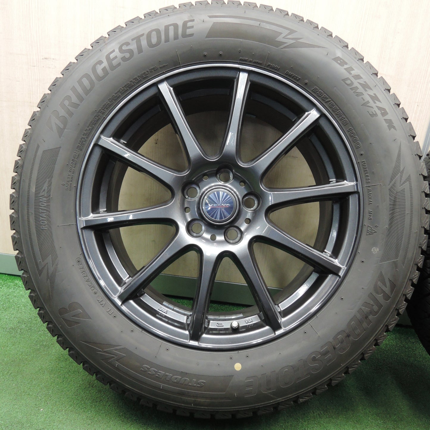 *送料無料* バリ溝！22年！キレイ！8.5分★スタッドレス 235/65R18 ブリヂストン ブリザック DM-V3 VELVA CHARGE ヴェルヴァ PCD114.3/5H★4022903NJス