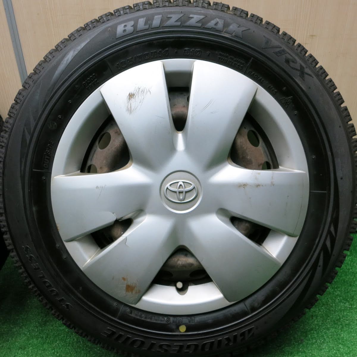 [送料無料]バリ溝！9.5分★トヨタ ヴィッツ 純正 スチール 165/70R14 スタッドレス ブリヂストン ブリザック VRX 14インチ PCD100/4H★3100713HAス