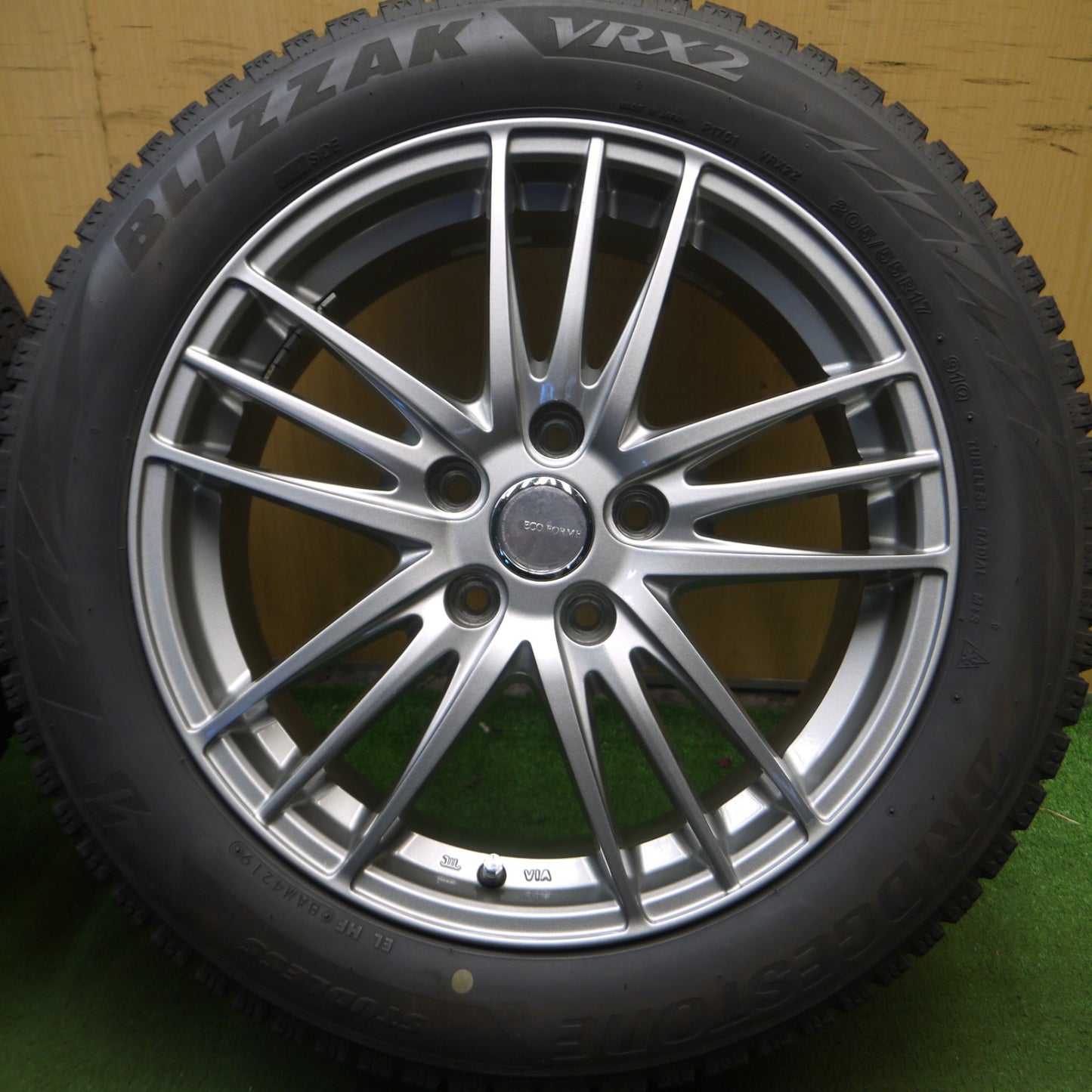 *送料無料* バリ溝！キレイ！8.5分★スタッドレス 205/55R17 ブリヂストン ブリザック VRX2 ECO FORME エコフォルム 17インチ PCD114.3/5H★4021604Hス