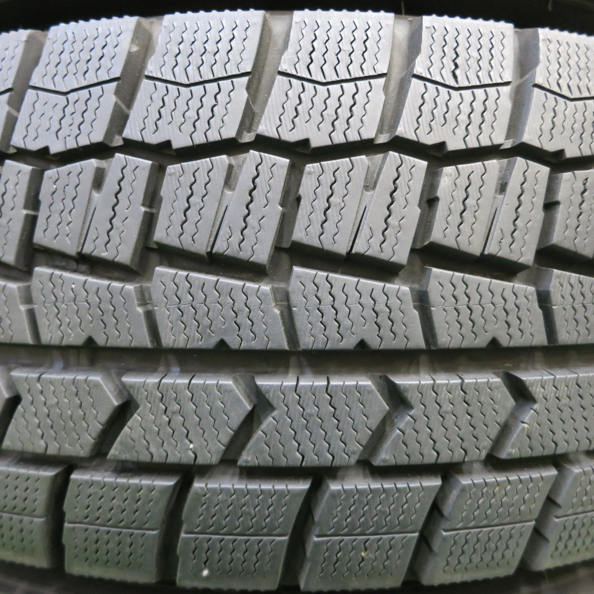 *送料無料* バリ溝！22年！9.5分以上★スタッドレス 215/60R16 ダンロップ ウインターマックス WM02 社外 アルミ PCD100 114.3/5H マルチ★4022008イス