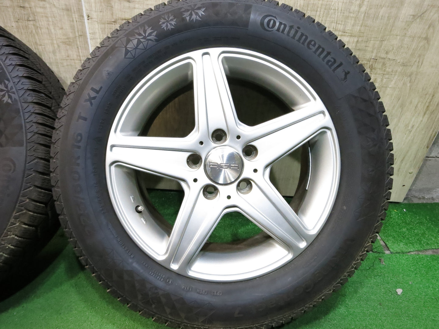 [送料無料]バリ溝！18年！9.5分以上★ベンツ ワーゲン 等 AGA 225/60R16 スタッドレス コンチネンタル バイキング コンタクト7 16インチ PCD112/5H★2120607Hス