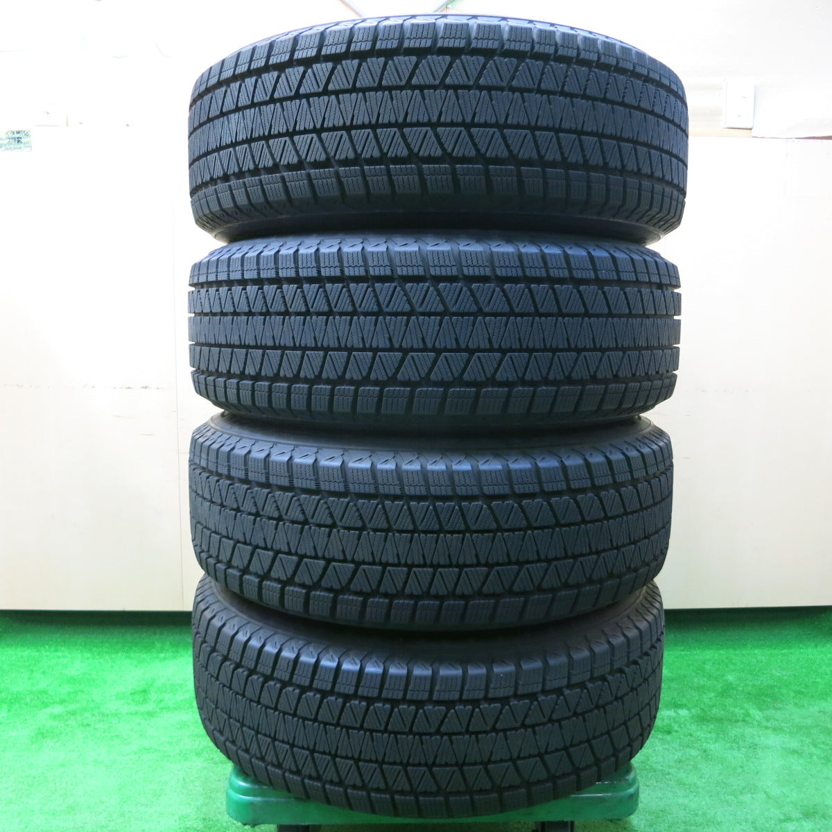 *送料無料*バリ溝！21年！キレイ！9.5分以上★スタッドレス 235/65R18 ブリヂストン ブリザック DM-V3 VELVA SPORTZ ヴェルヴァ 18インチ PCD114.3/5H★3110901イス