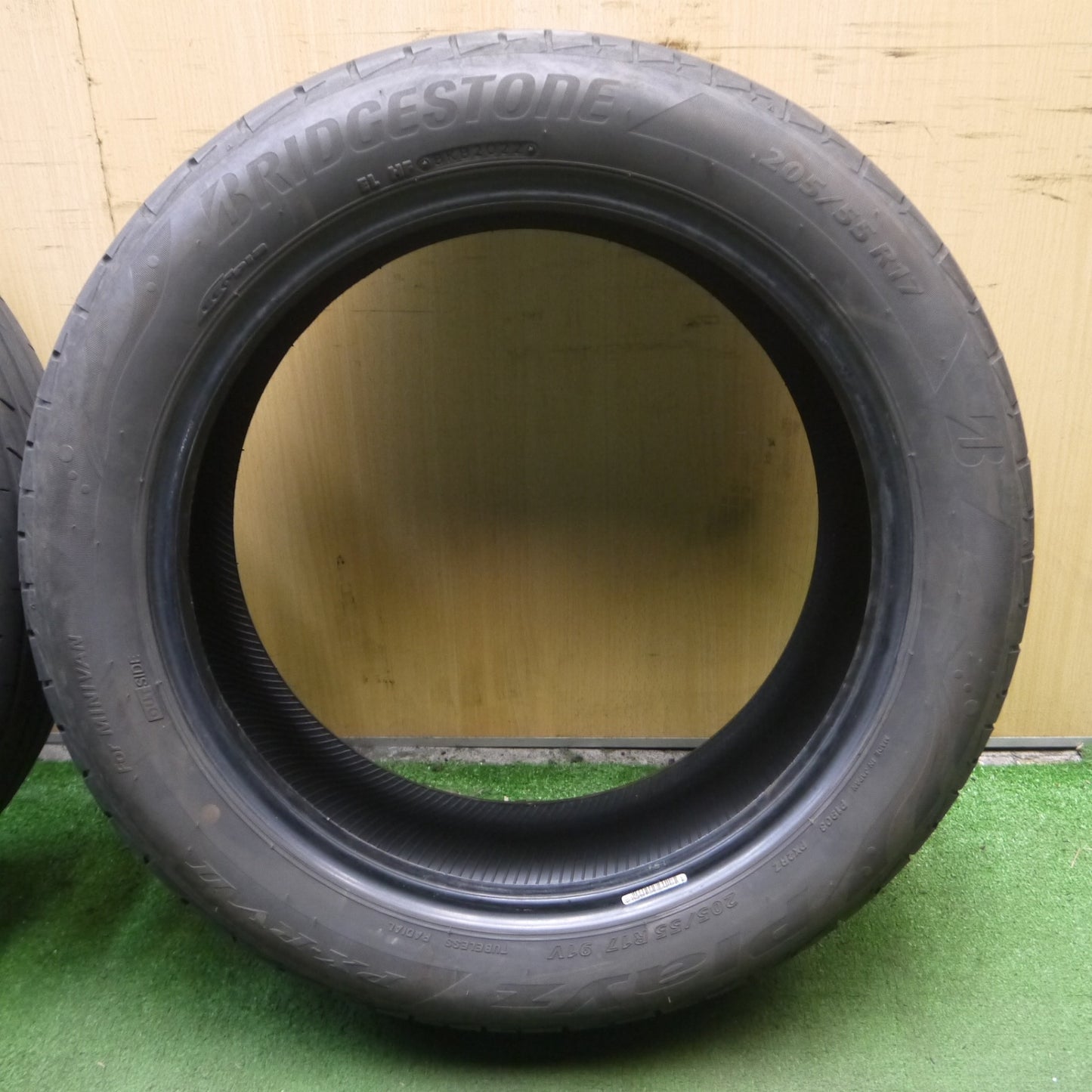 *送料無料* バリ溝！22年！9.5分★205/55R17 ブリヂストン プレイズ PX-RV2 タイヤ 17インチ ステップワゴン ノア ヴォクシー等★4022901KKノタ