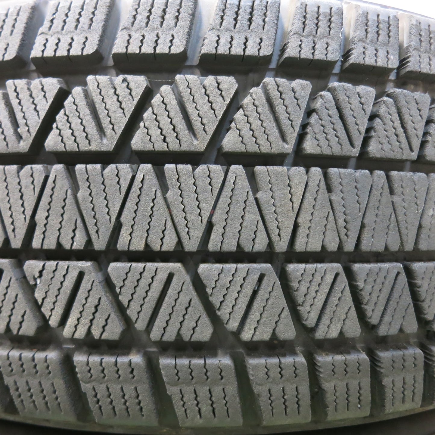 [送料無料]バリ溝！20年！9分★スタッドレス 235/65R18 ブリヂストン ブリザック DM-V3 FEID 社外 アルミ 18インチ PCD114.3/5H★3062708ヒス