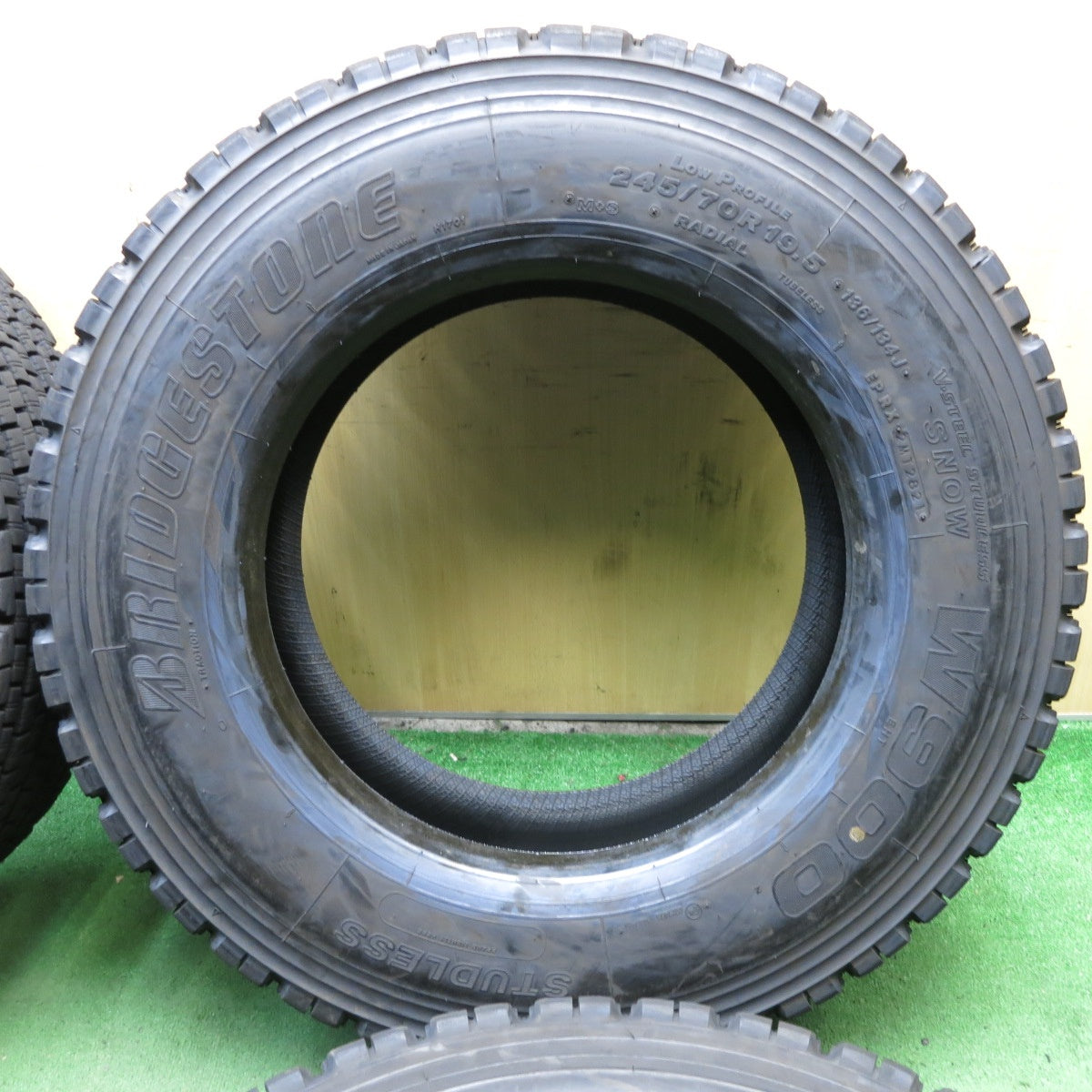 *送料無料* バリ溝！21年！9.5分★トラック タイヤ 245/70R19.5 136/134J スタッドレス ブリヂストン W900 19.5インチ★4022209クスタ