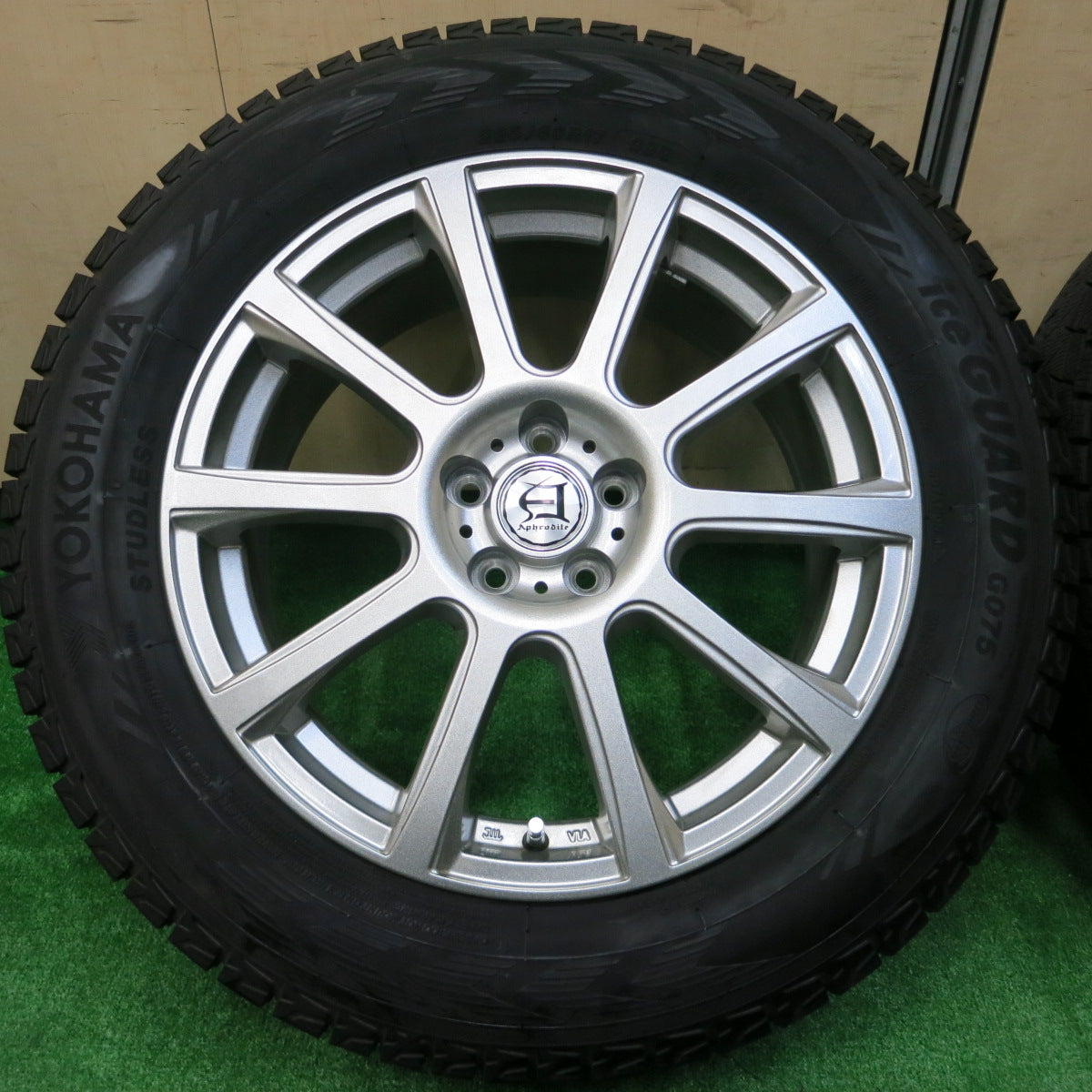 *送料無料*超バリ溝！キレイ！ほぼ10分★フォレスター 等 225/60R17 スタッドレス ヨコハマ アイスガード G075 Aphrodite アフロディーテ PCD100/5H★3110312イス