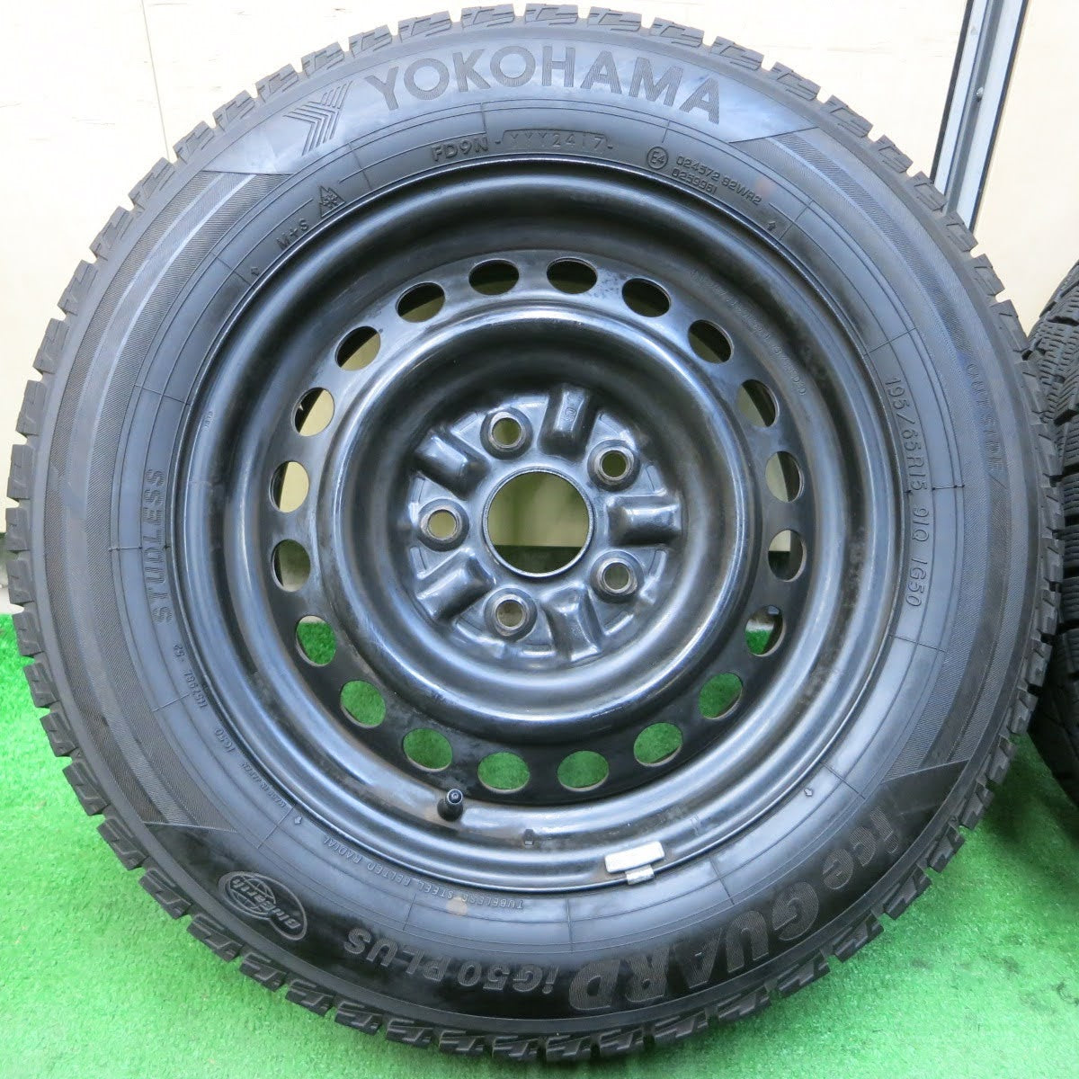 [送料無料]バリ溝！9.5分★スタッドレス 195/65R15 ヨコハマ アイスガード iG50 プラス スチール ホイール 15インチ PCD114.3/5H★3082803イス