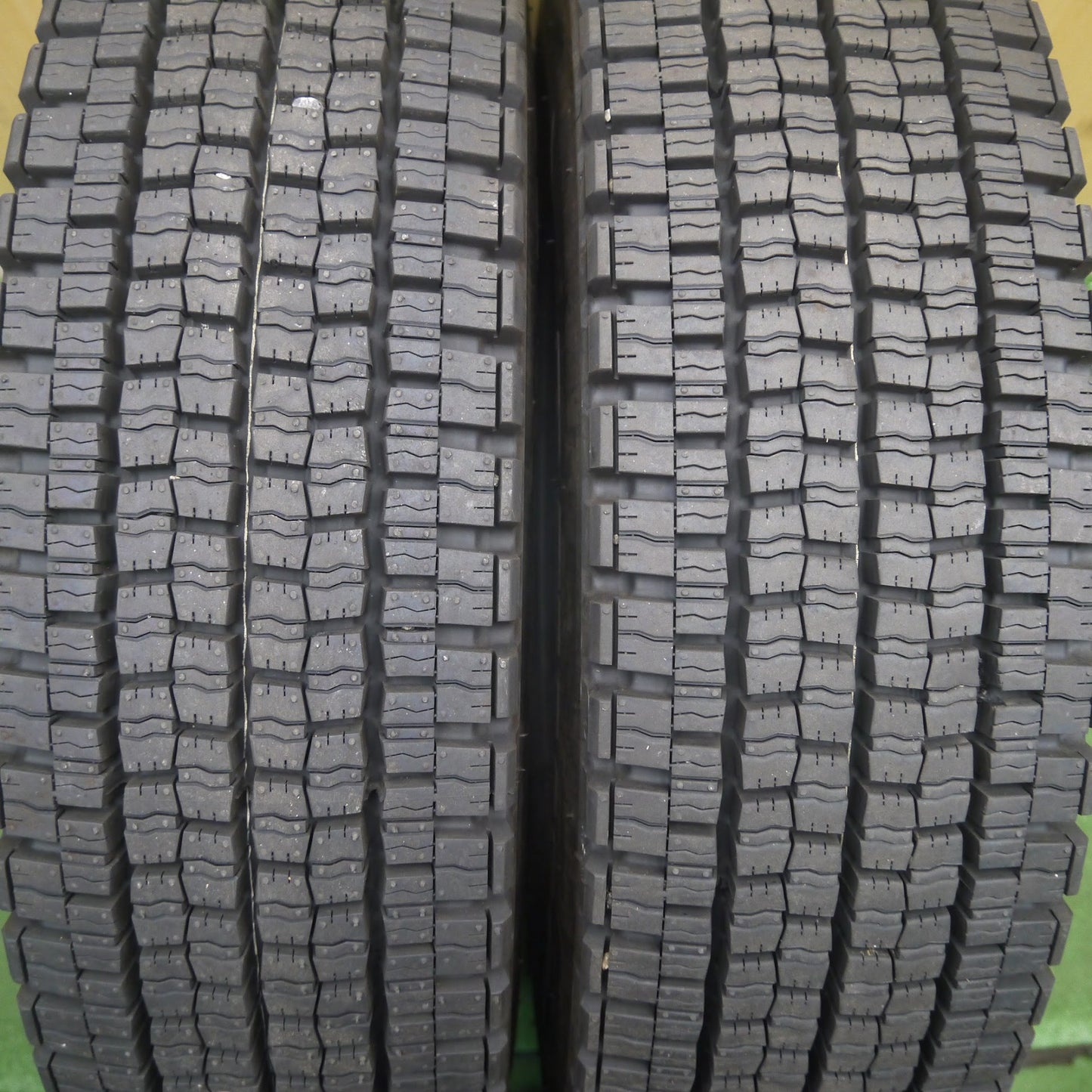 [送料無料]ほぼ未使用！22年★トラック タイヤ 225/80R17.5 123/122L スタッドレス ダンロップ デクテス SP001 DECTES 17.5インチ★3060101クスタ