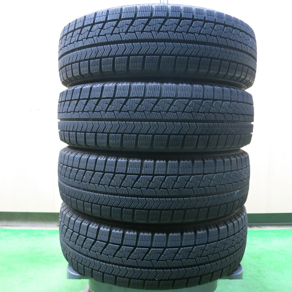 [送料無料]バリ溝！8.5分★ダイハツ ムーヴ カスタム 純正 155/65R14 スタッドレス ブリヂストン ブリザック VRX 14インチ PCD100/4H★3071505イス