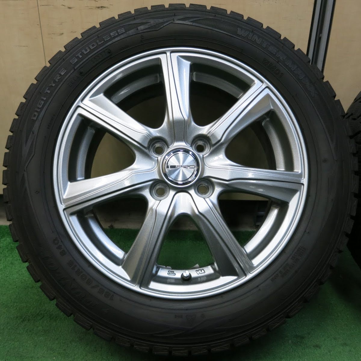 [送料無料]バリ溝！キレイ！8.5分★スタッドレス 185/60R15 ダンロップ ウインターマックス WM01 PRD 社外 アルミ 15インチ PCD100/4H★3072417イス