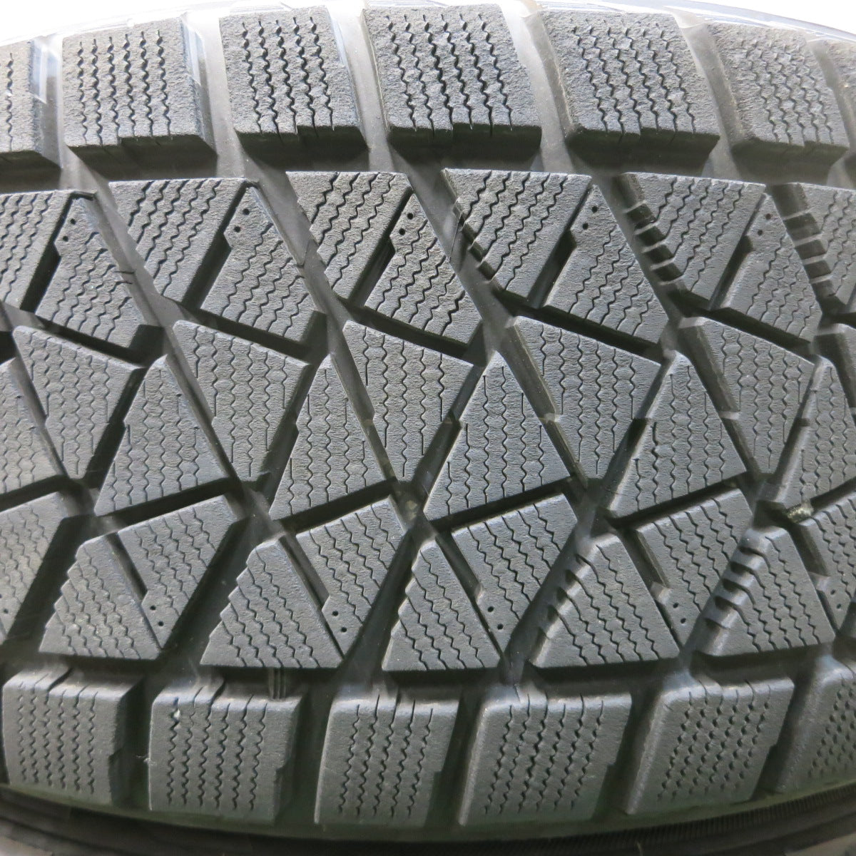 *送料無料*バリ溝！キレイ！9.5分以上★スタッドレス KEELER 265/60R18 ブリヂストン ブリザック DM-V2 キーラー 18インチ PCD139.7/6H★3120601イス