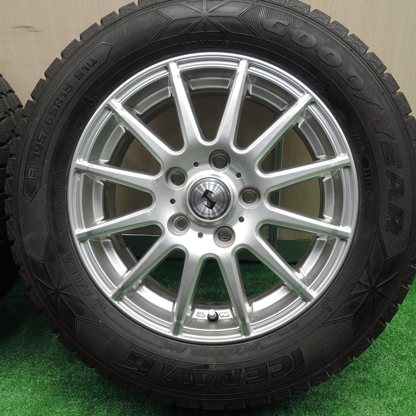 [送料無料]バリ溝！8.5分★スタッドレス 195/65R15 グッドイヤー アイスナビ6 社外 アルミ ホイール 15インチ PCD114.3/5H★3072410IHス