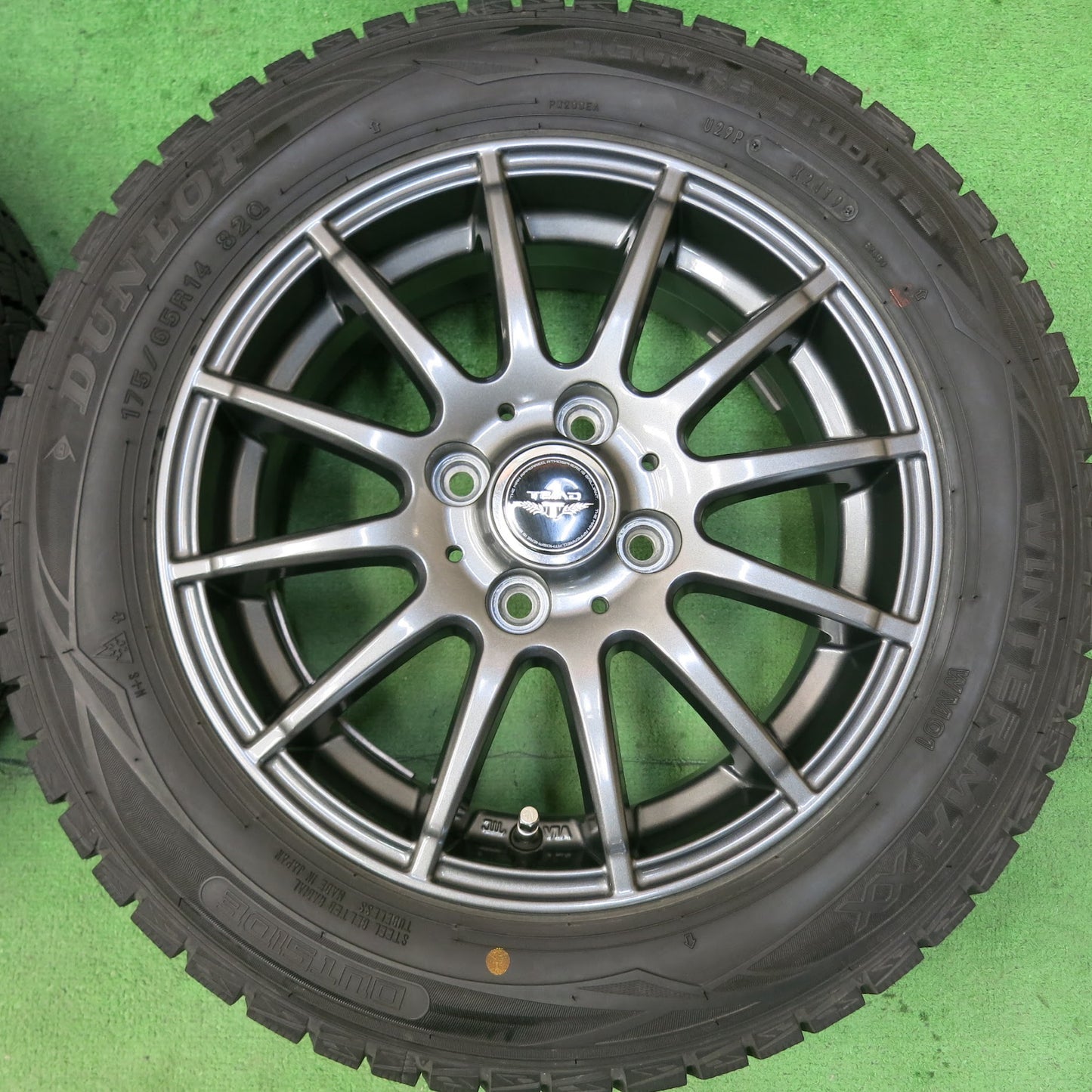 [送料無料]超バリ溝！19年！キレイ！9.5分以上★スタッドレス 175/65R14 ダンロップ ウインターマックス WM01 TEAD テッド 14インチ PCD100/4H★3072903ヒス