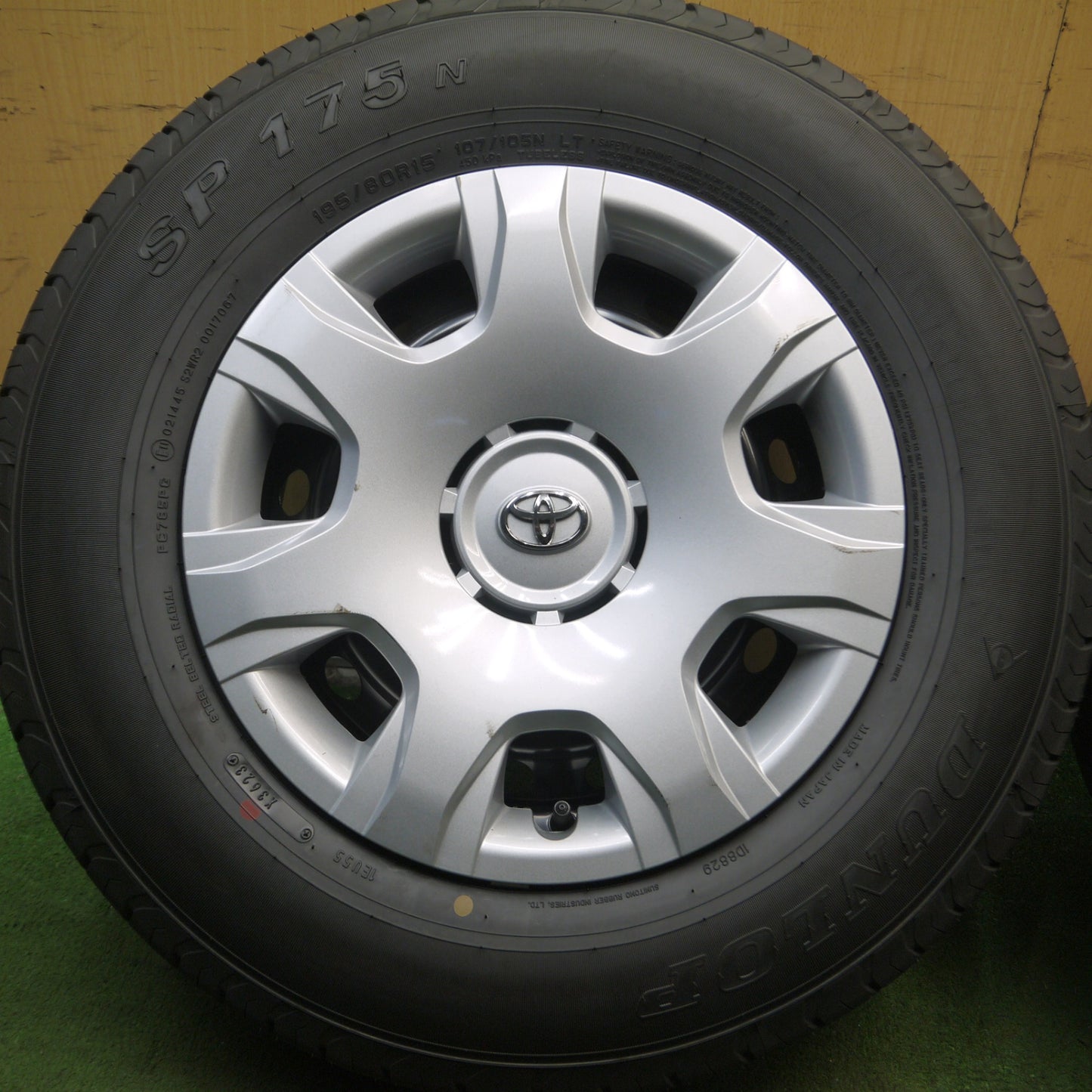 *送料無料* 新車外し！23年★トヨタ 200系 ハイエース 純正 スチール 195/80R15 107/105N ダンロップ SP175N PCD139.7/6H★4022804Hノ