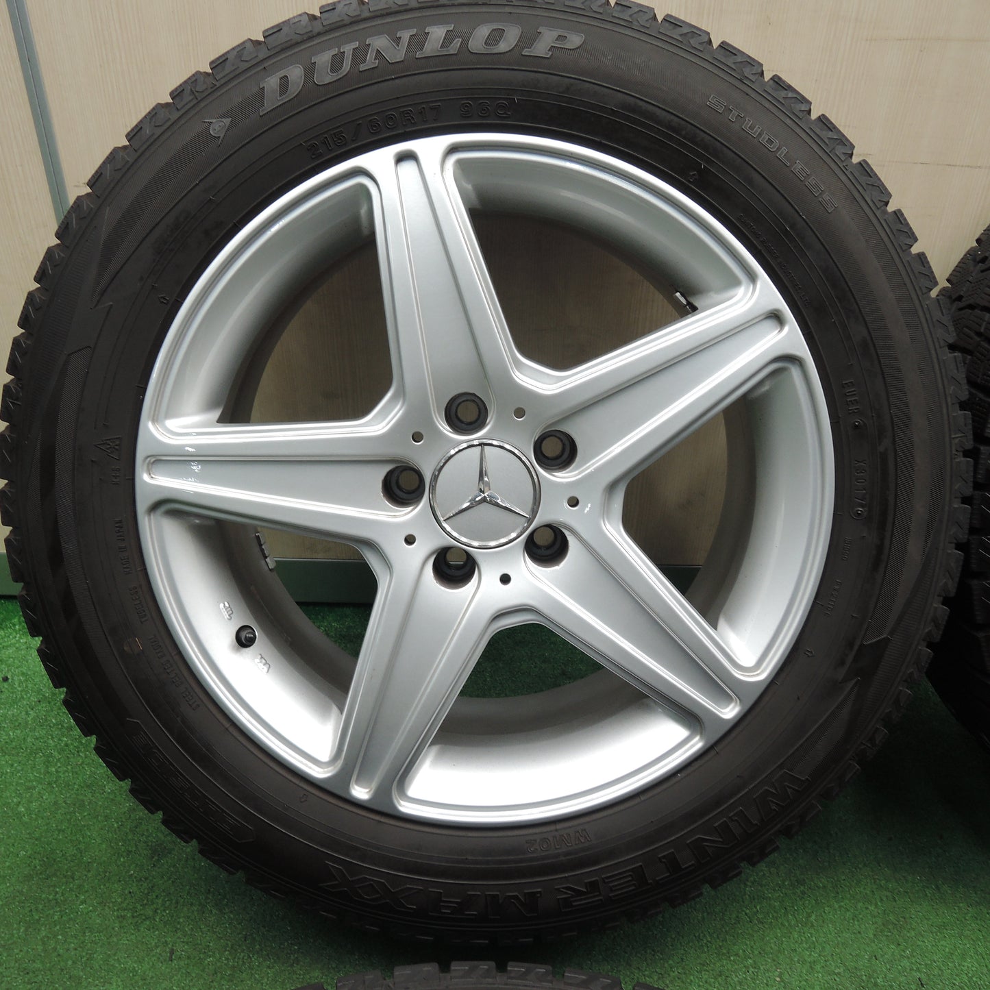 *送料無料*バリ溝！キレイ！9.5分★ベンツ等 AGA 215/60R17 スタッドレス ダンロップ ウインターマックス WM02 17インチ PCD112/5H★3121806TNス