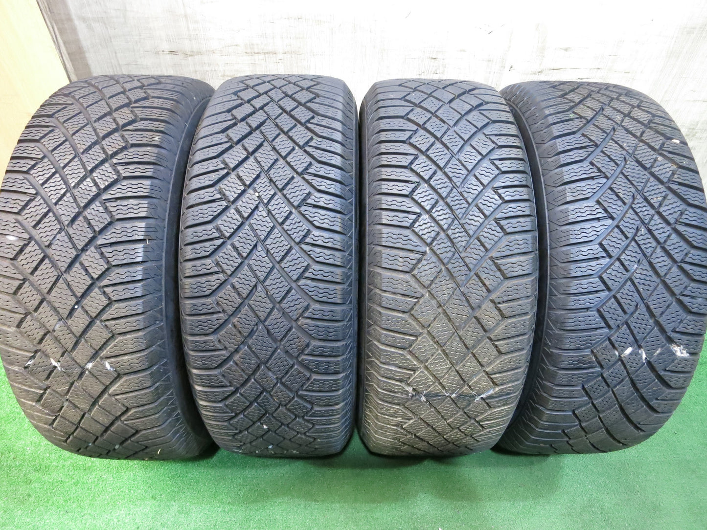 [送料無料]バリ溝！18年！9.5分以上★ベンツ ワーゲン 等 AGA 225/60R16 スタッドレス コンチネンタル バイキング コンタクト7 16インチ PCD112/5H★2120607Hス