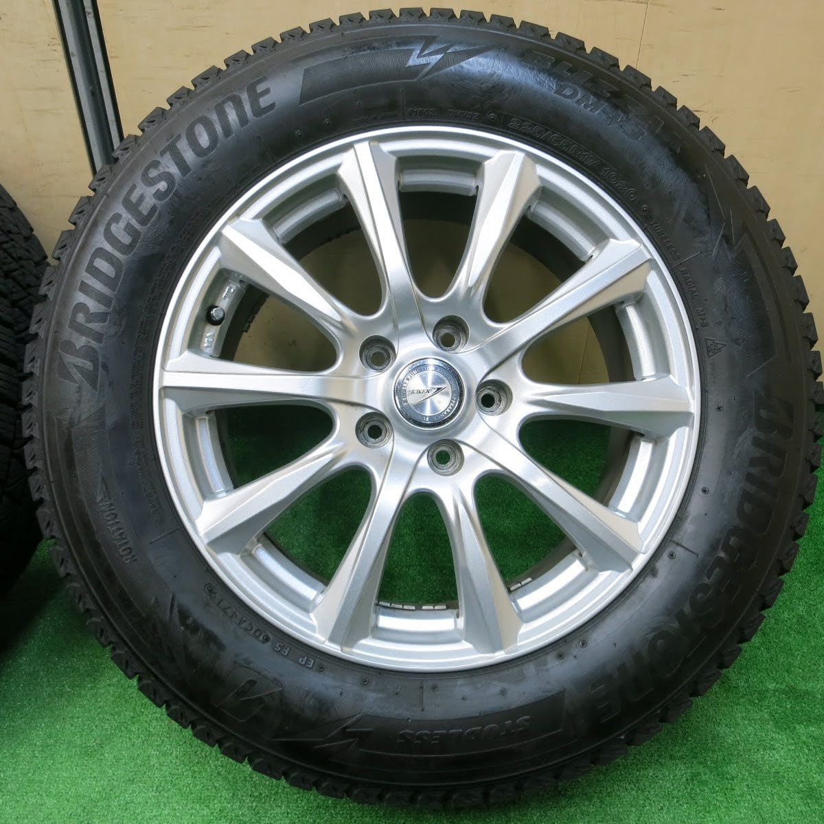 [送料無料]バリ溝！19年！キレイ！8.5分★スタッドレス 225/65R17 ブリヂストン ブリザック DM-V3 JOKER ジョーカー 17インチ PCD114.3/5H★3112002イス