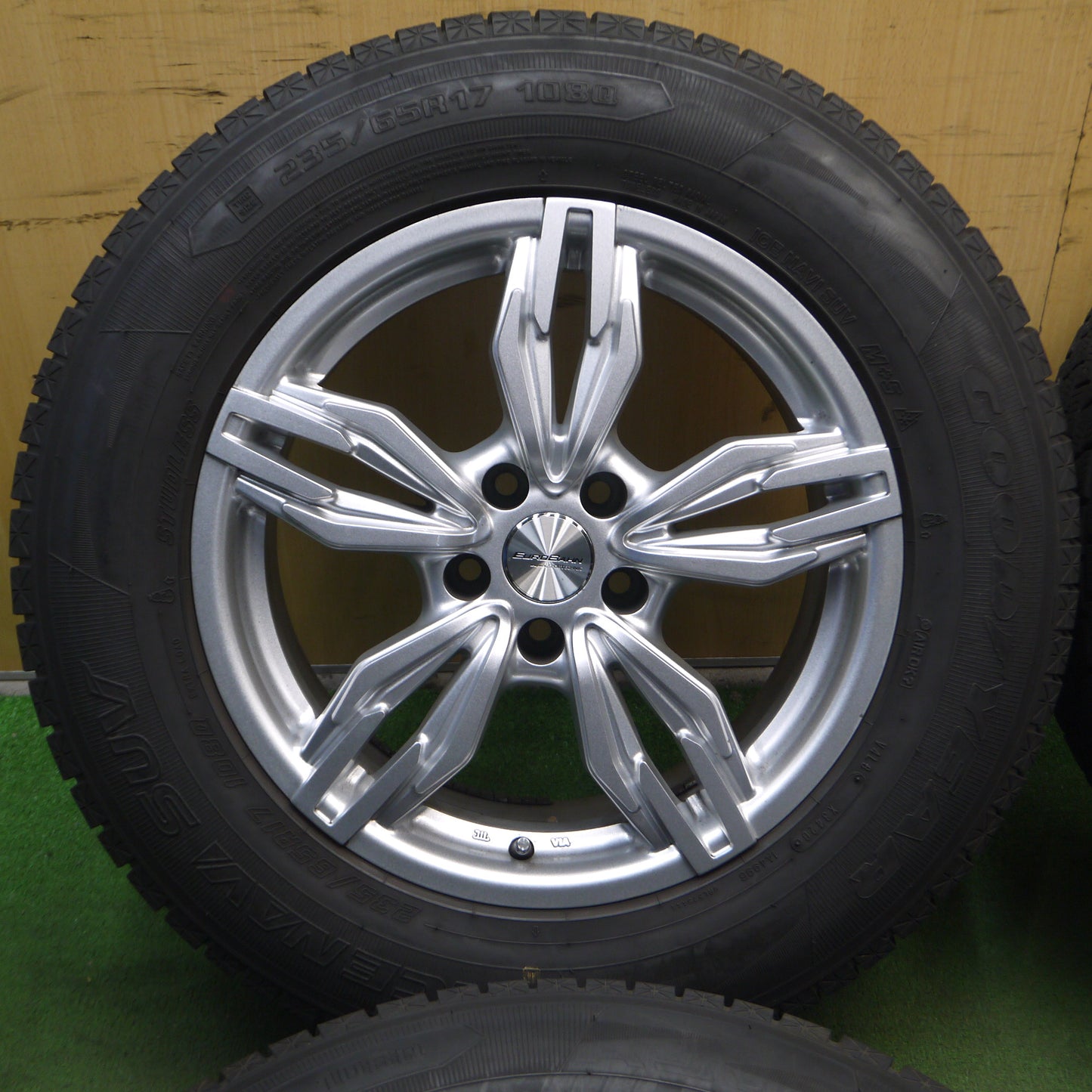 *送料無料*バリ溝！20年！キレイ！9.5分★ベンツ 等 EUROBAHN SPORTECHNIC 235/65R17 スタッドレス グッドイヤー アイスナビ SUV PCD112/5H★4012703クス