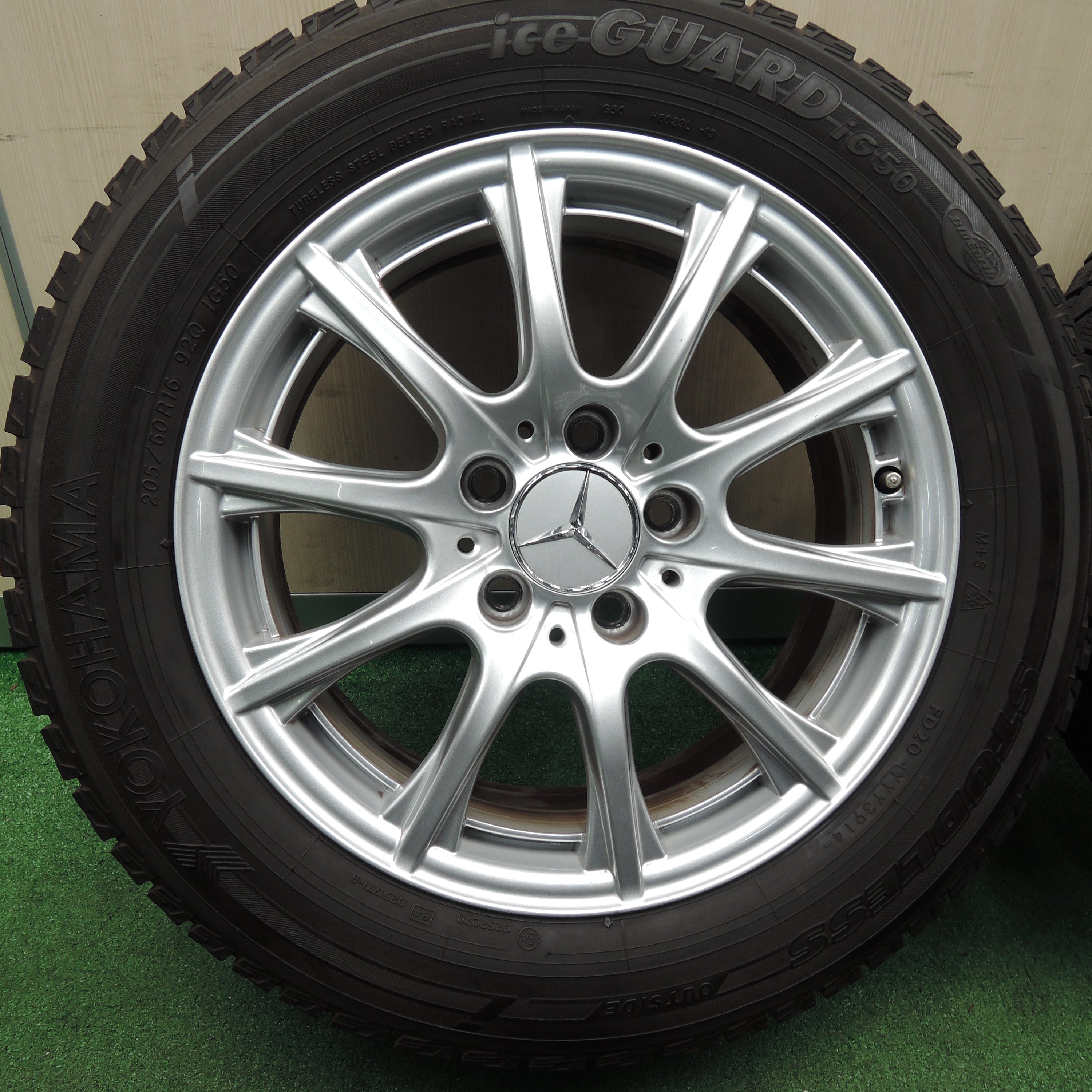 *送料無料*バリ溝！キレイ！9.5分★ベンツ W205 Cクラス 純正 205/60R16 スタッドレス ヨコハマ アイスガード iG50  PCD112/5H★3120903TNス