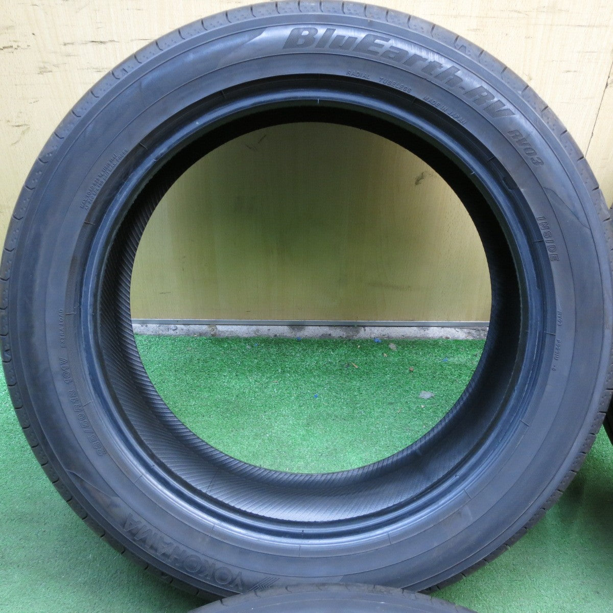 *送料無料* バリ溝！22年！9.5分★235/50R18 ヨコハマ BluEarth-RV RV03 タイヤ 18インチ アルファード ヴェルファイア 等★4022202KKノタ