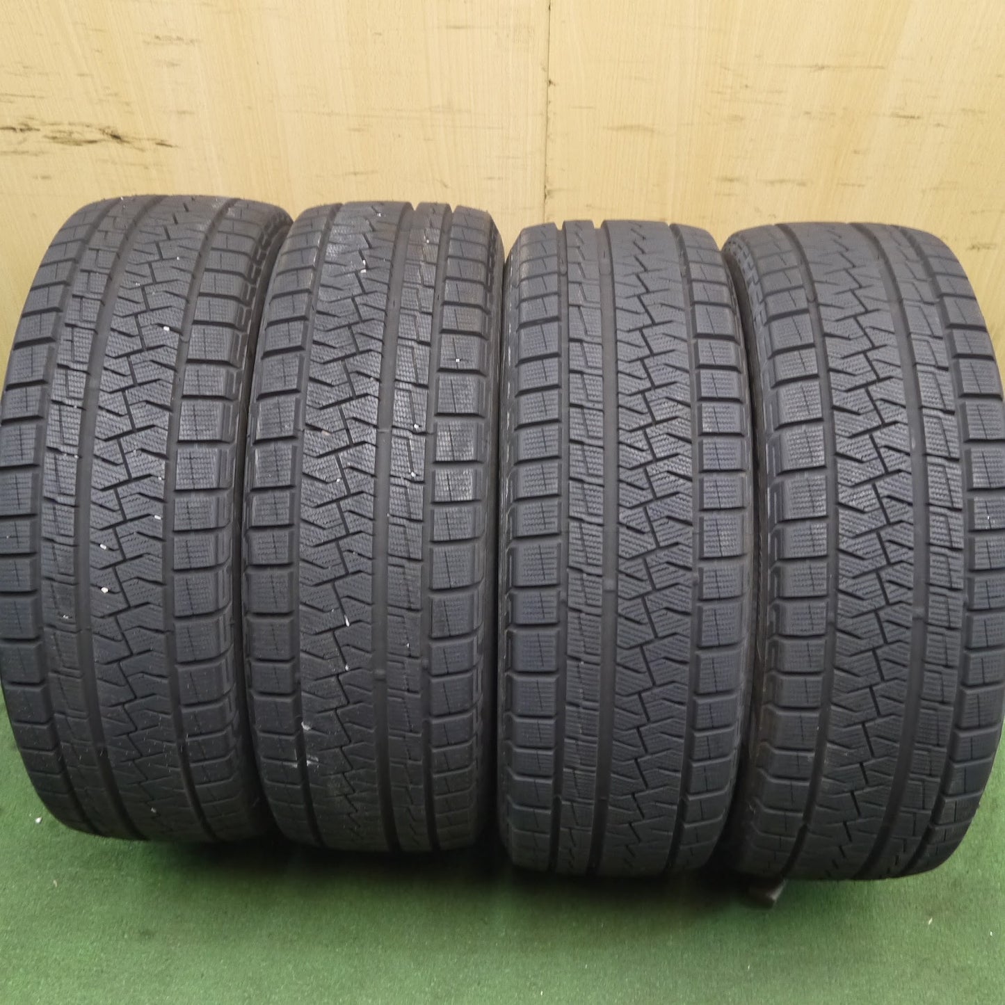 [送料無料]ほぼ未使用！19年★スタッドレス 195/55R16 ピレリ アイスアシンメトリコ タイヤ 16インチ アクア ヴィッツ フィット ノート キューブ 等★3062110クスタ