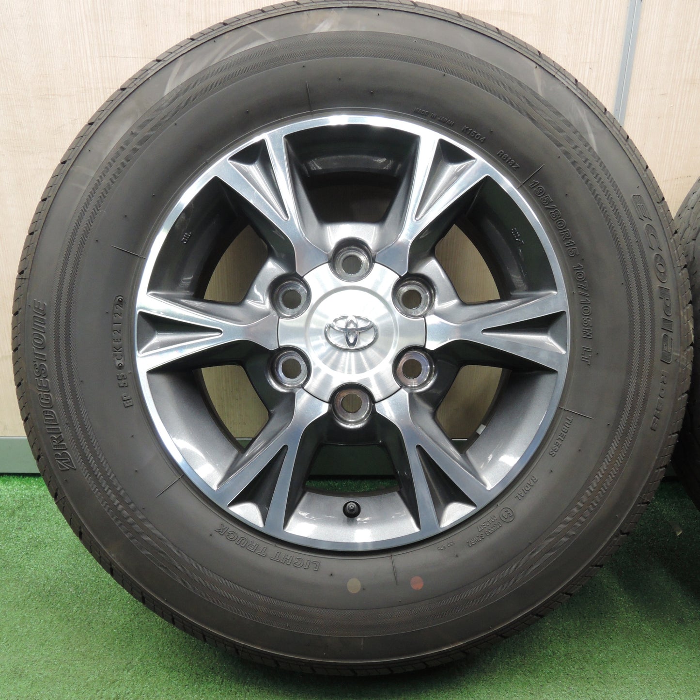 *送料無料* バリ溝！22年！キレイ！9分★トヨタ 200系 ハイエース 純正 OP 195/80R15 107/105N ブリヂストン エコピア RD613 PCD139.7/6H★4022904NJノ