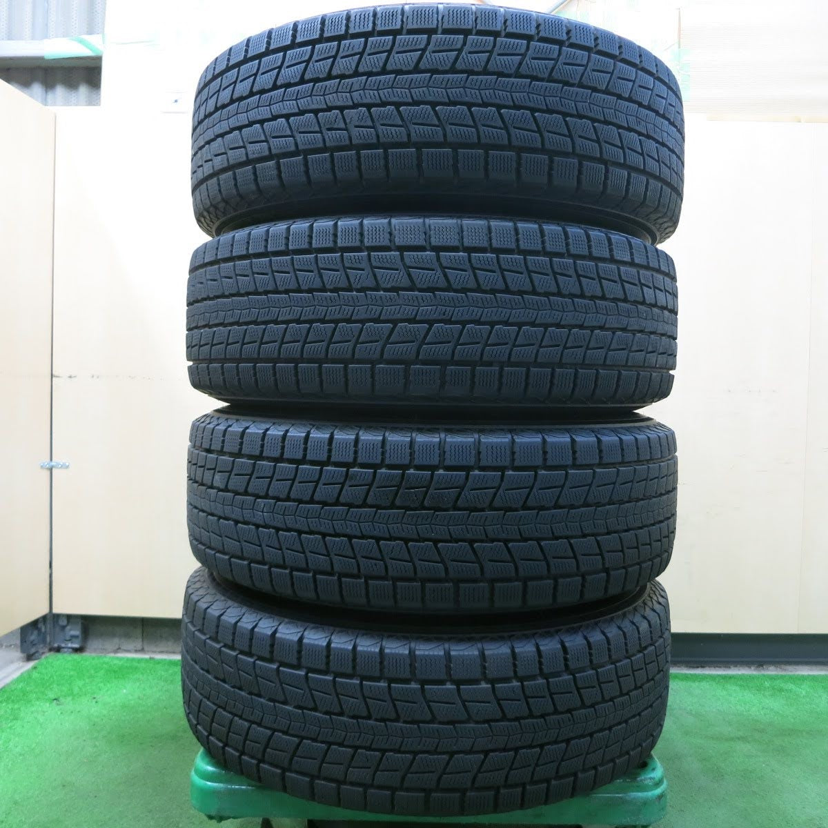 [送料無料]バリ溝！19年！9.5分★スタッドレス 215/65R16 ダンロップ ウインターマックス SJ8 LIZEA TH-10 16インチ PCD114.3/5H★3093006イス