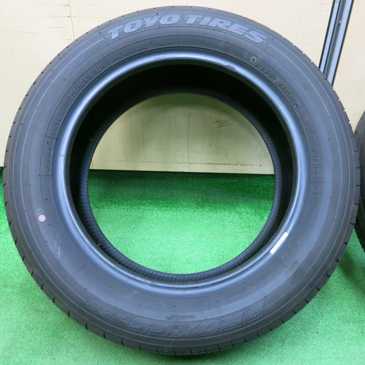 *送料無料* 新車外し！23年★205/60R16 トーヨー プロクセス J68 タイヤ 16インチ ノア ヴォクシー 等★4021502イノタ