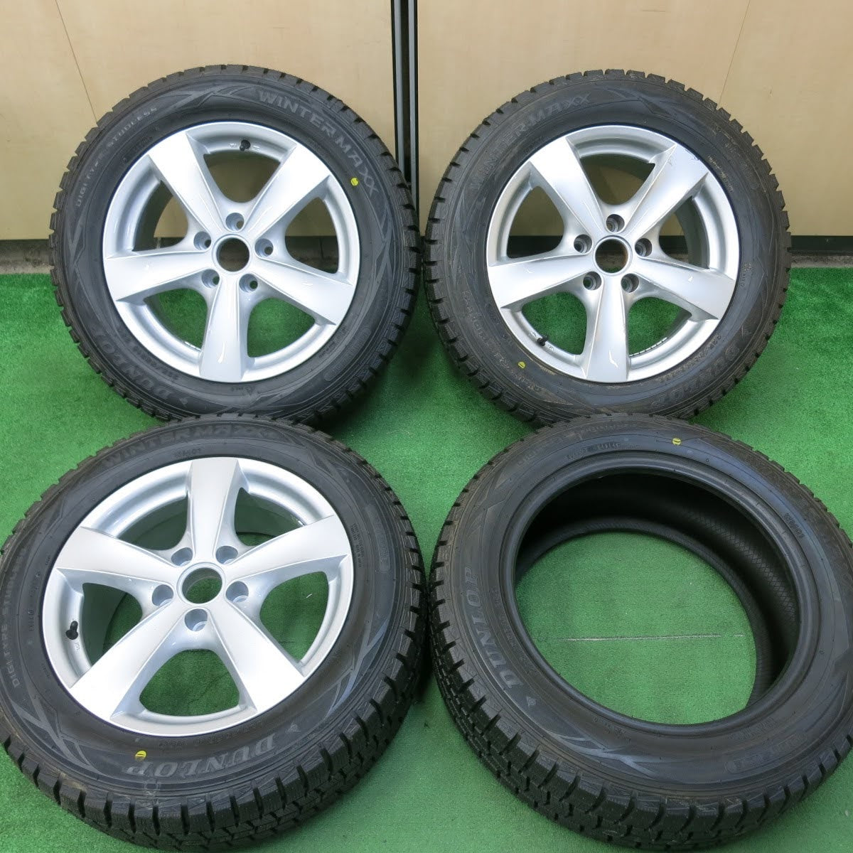 [送料無料]タイヤ未使用！キレイ★ベンツ等 AGA スタッドレス 225/55R16 ダンロップ ウインターマックス WM01 16インチ PCD112/5H★3062308ヌス