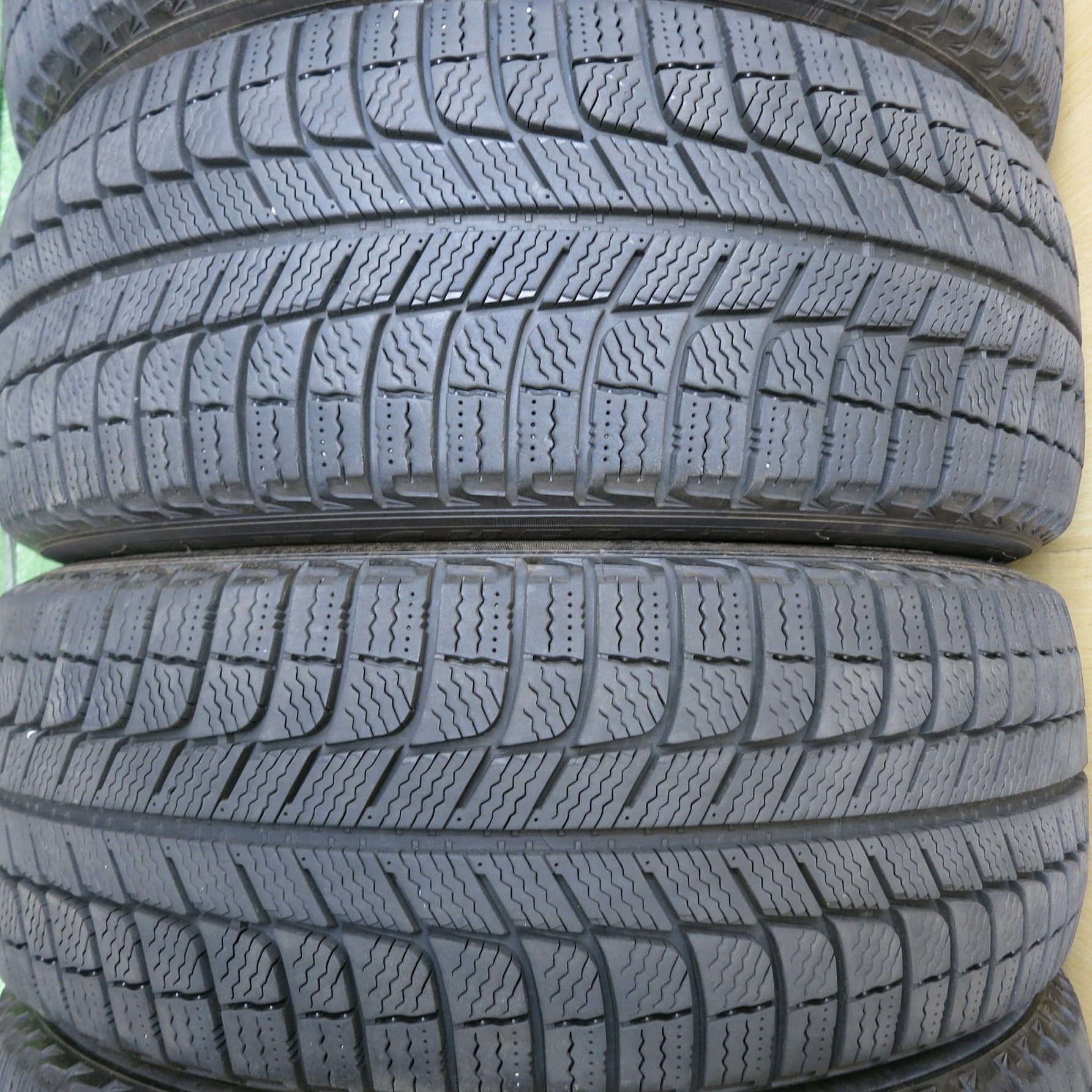 [送料無料]バリ溝！9分★スタッドレス 205/55R16 ミシュラン X-ICE3+ タイヤ 16インチ リーフ プレマシー セレナ ラフェスタ  レクサスIS 等★3032702Hノタ