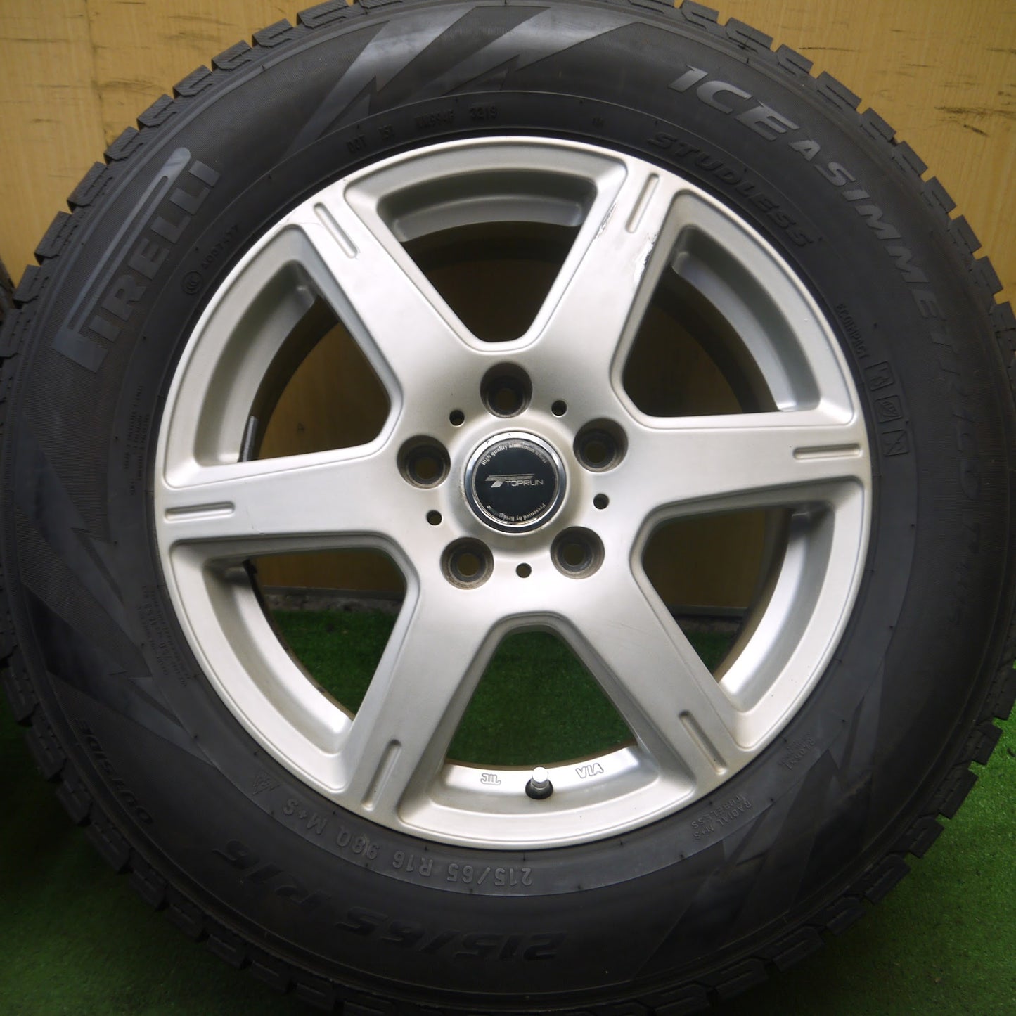 [送料無料]バリ溝！19年！綺麗！9.5分以上★スタッドレス 215/65R16 ピレリ アイスアシンメトリコ プラス TOPRUN トップラン 16インチ PCD114.3/5H★3100205Hス