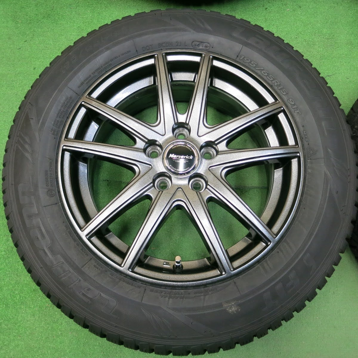 [送料無料]タイヤほぼ未使用！キレイ★プリウス 等 195/65R15 スタッドレス ラウフェン i FIT Marverick 15インチ PCD100/5H★3071510イス