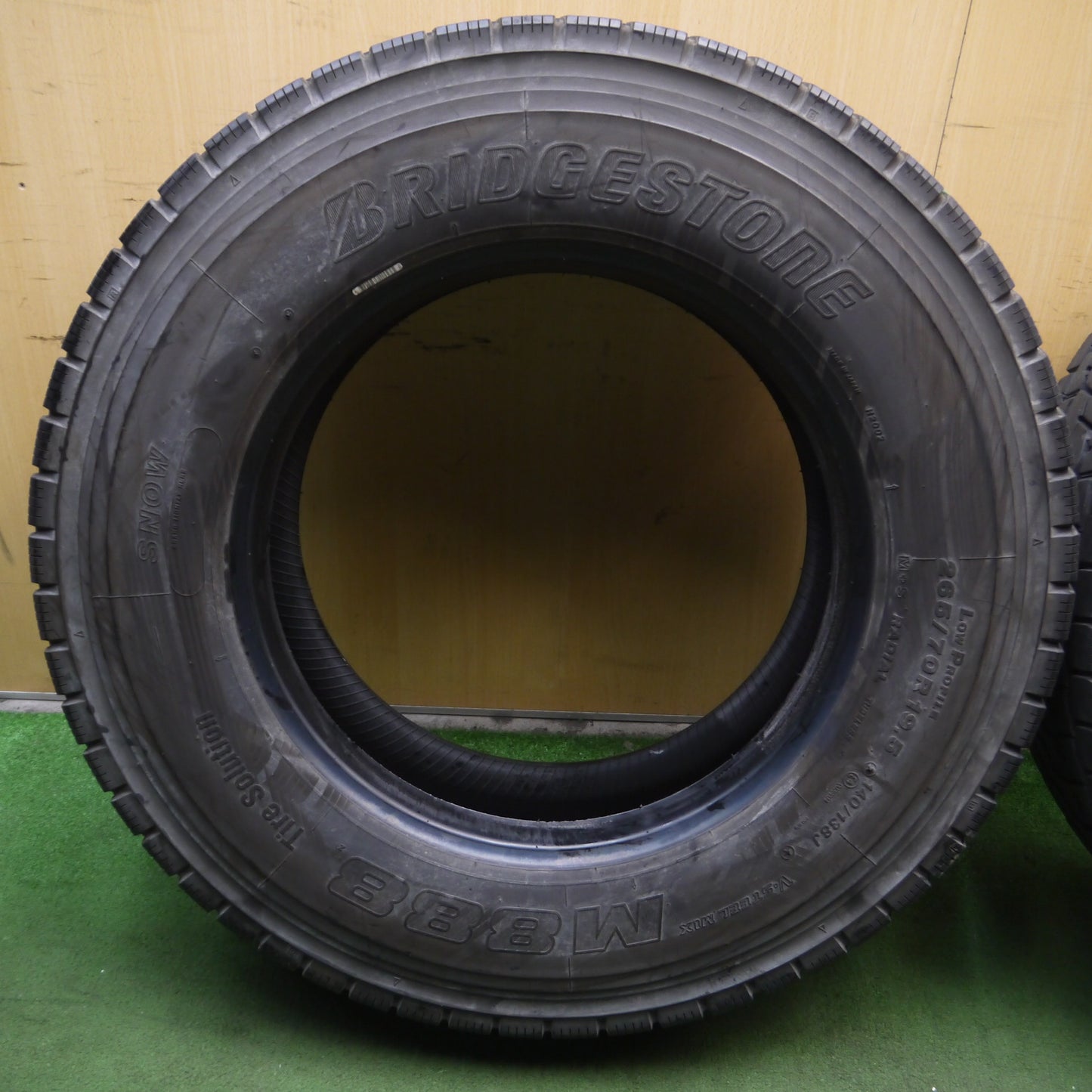 *送料無料*バリ溝！23年！9.5分★トラック タイヤ 265/70R19.5 140/138J ブリヂストン M888 19.5インチ ミックス オールシーズン 19.5インチ★3121101KKスタ