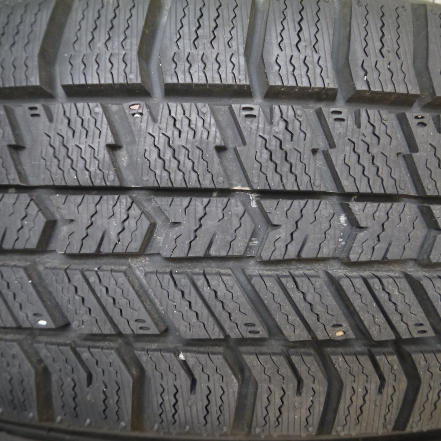 *送料無料* ほぼ未使用！22年★スタッドレス 175/70R14 グッドイヤー アイスナビ8 タイヤ 14インチ アクア ヴィッツ ヤリス フィット等★4022714Hスタ