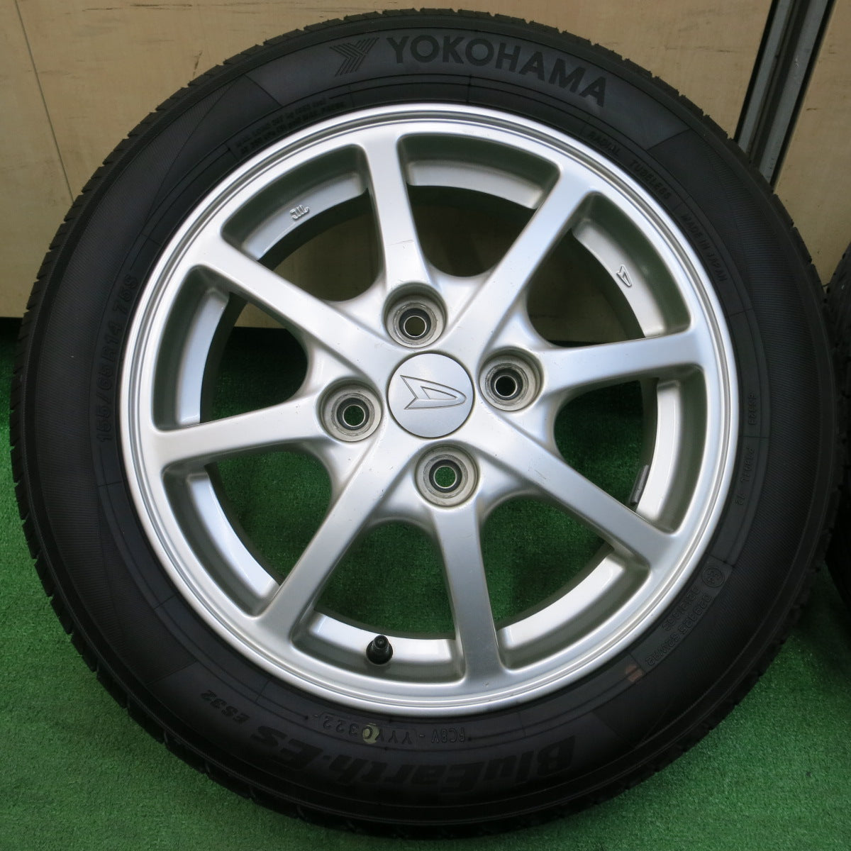 *送料無料*バリ溝！22年！キレイ！8.5分★ダイハツ ミライース 純正 155/65R14 ヨコハマ BluEarth-ES ES32 14インチ PCD100/4H★4010507イノ