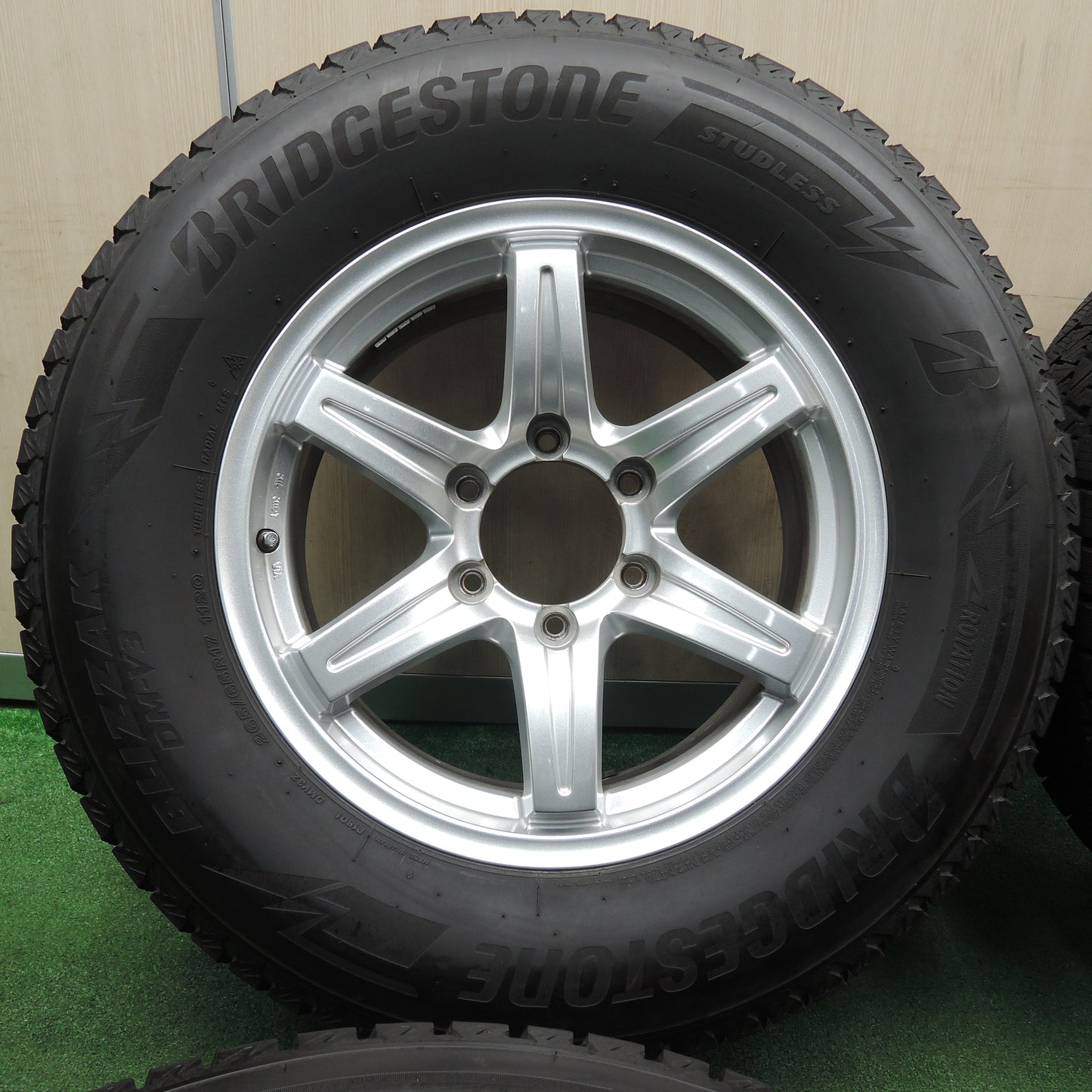 *送料無料*バリ溝！キレイ！9.5分★スタッドレス 265/65R17 ブリヂストン ブリザック DM-V3 社外 アルミ 17インチ PCD139.7/6H★4010908TNス