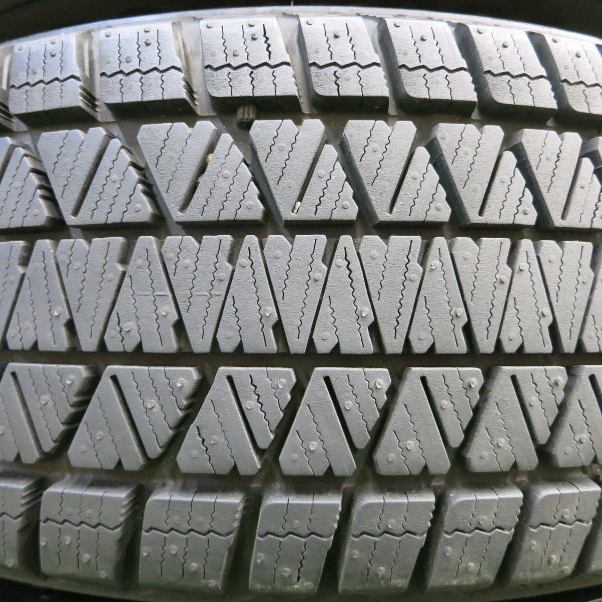 *送料無料*バリ溝！22年！キレイ！ほぼ10分★スタッドレス 225/60R18 ブリヂストン ブリザック DM-V3 BALMINUM バルミナ 18インチ PCD114.3/5H★3121304イス