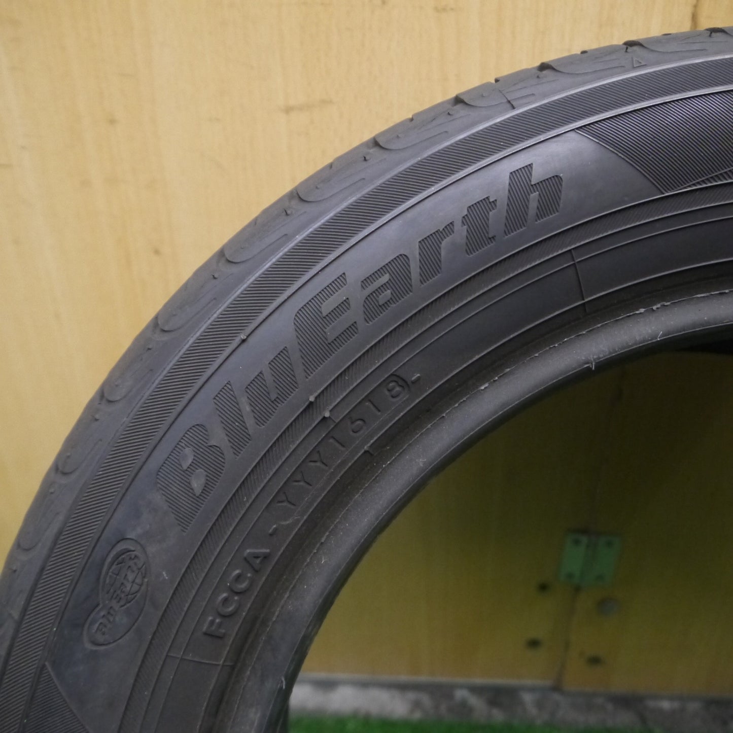 *送料無料* バリ溝！8.5分★185/60R15 ヨコハマ ブルーアース タイヤ 15インチ アクア シエンタ シャトル 等★4030509Hノタ