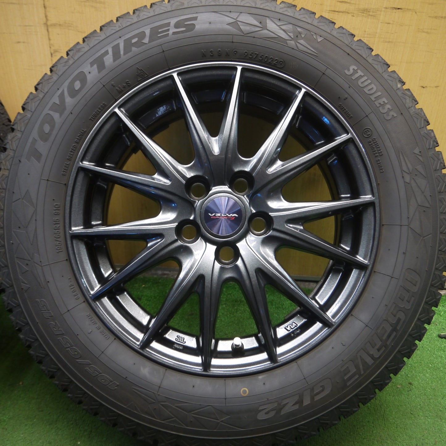 *送料無料* バリ溝！22年！キレイ！ほぼ10分★プリウス等 195/65R15 スタッドレス トーヨー オブザーブ GIZ2 VELVA SPORTZ ヴェルヴァ PCD100/5H★4030804Hス