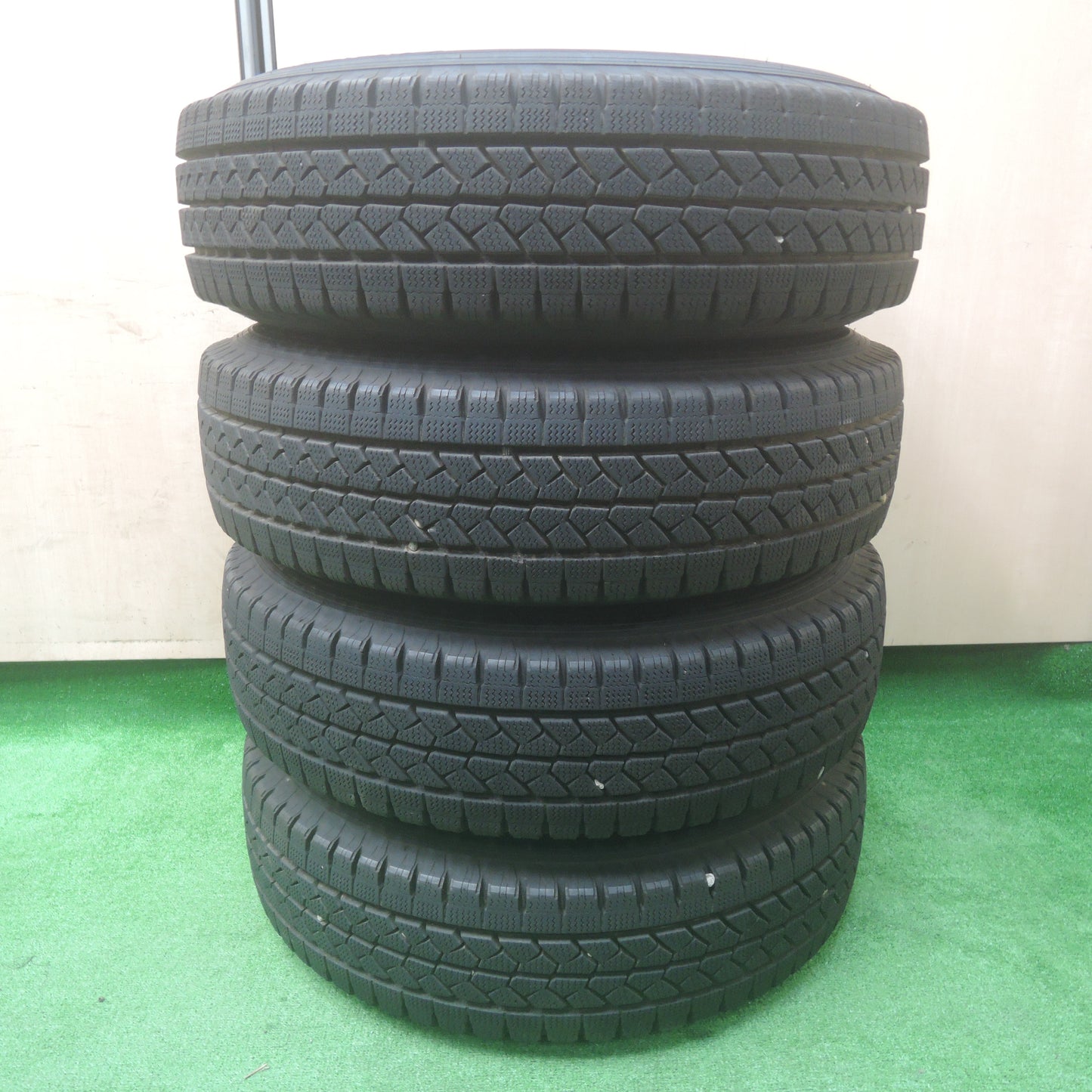 *送料無料*バリ溝！9.5分★ハイエース 等 195/80R15 107/105L スタッドレス ブリヂストン ブリザック VL1 Blows 15インチ PCD139.7/6H★3112006SYス