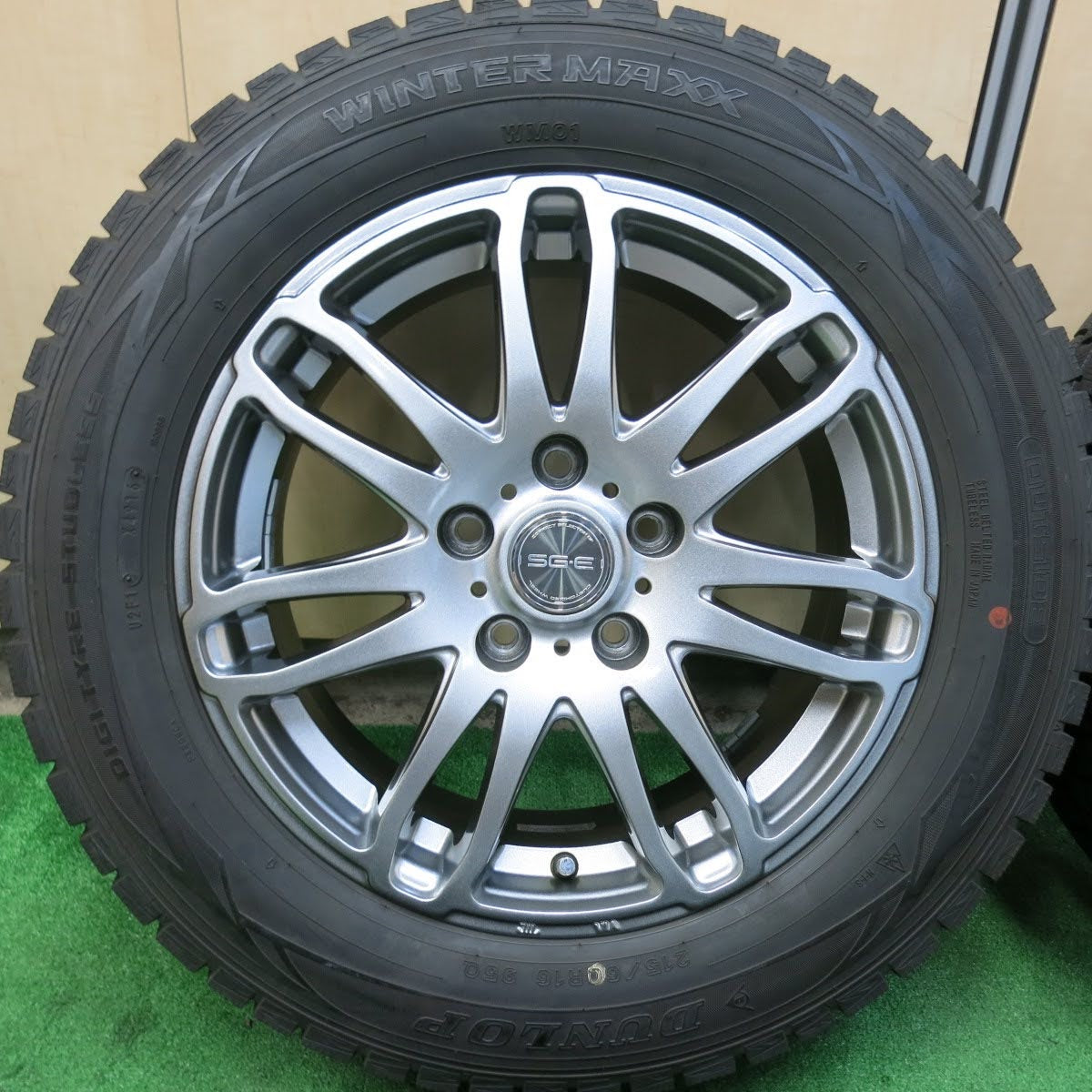 [送料無料]バリ溝！キレイ！9.5分以上★スタッドレス 215/60R16 ダンロップ ウインターマックス WM01 SG-E 社外 アルミ 16インチ PCD114.3/5H★3061903ヒス