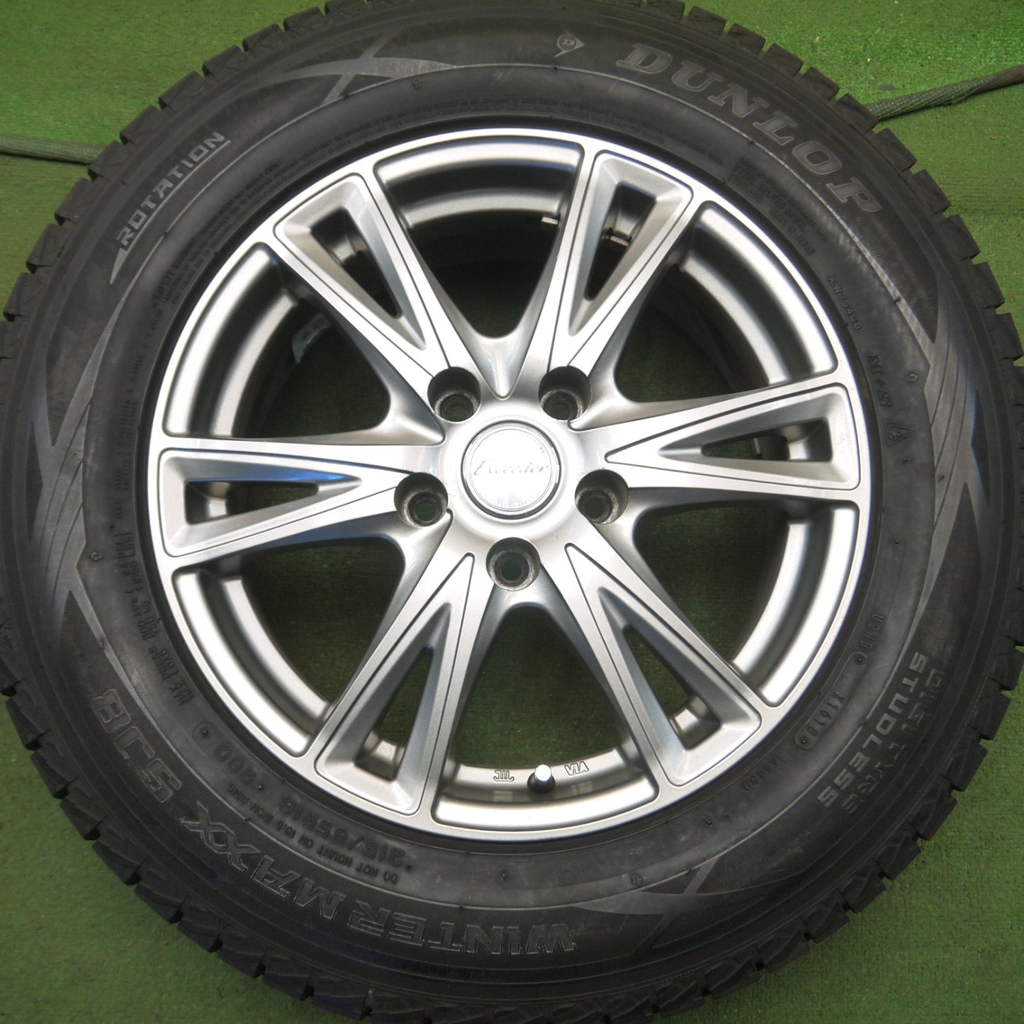 *送料無料* バリ溝！キレイ！9.5分以上★スタッドレス 215/65R16 ダンロップ ウインターマックス SJ8 Exceeder エクシーダー 16インチ PCD114.3/5H★4021607Hス