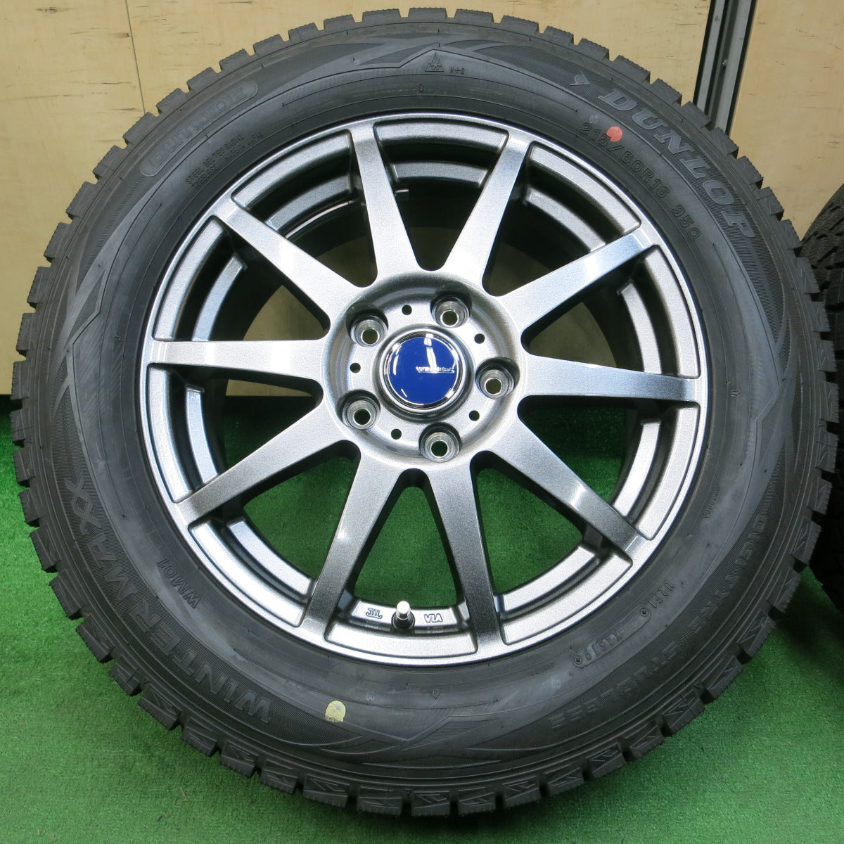 *送料無料*バリ溝！キレイ！ほぼ10分★スタッドレス 215/60R16 ダンロップ ウインターマックス WM01 WINNERS 16インチ  PCD114.3/5H★4011002イス