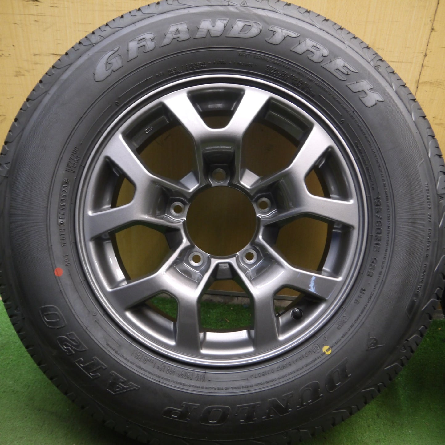 *送料無料* 新車外し！23年★スズキ JB74 ジムニー シエラ 純正 195/80R15 ダンロップ AT20 グラントレック 15インチ PCD139.7/5H★4022706Hノ