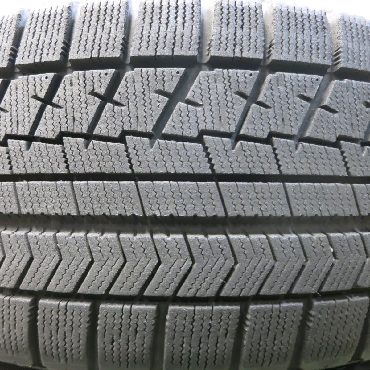 [送料無料]バリ溝！8.5分★アウディ ベンツ 等 225/55R17 TECMAG スタッドレス ブリヂストン ブリザック VRX テクマグ 17インチ PCD112/5H★3071302イス