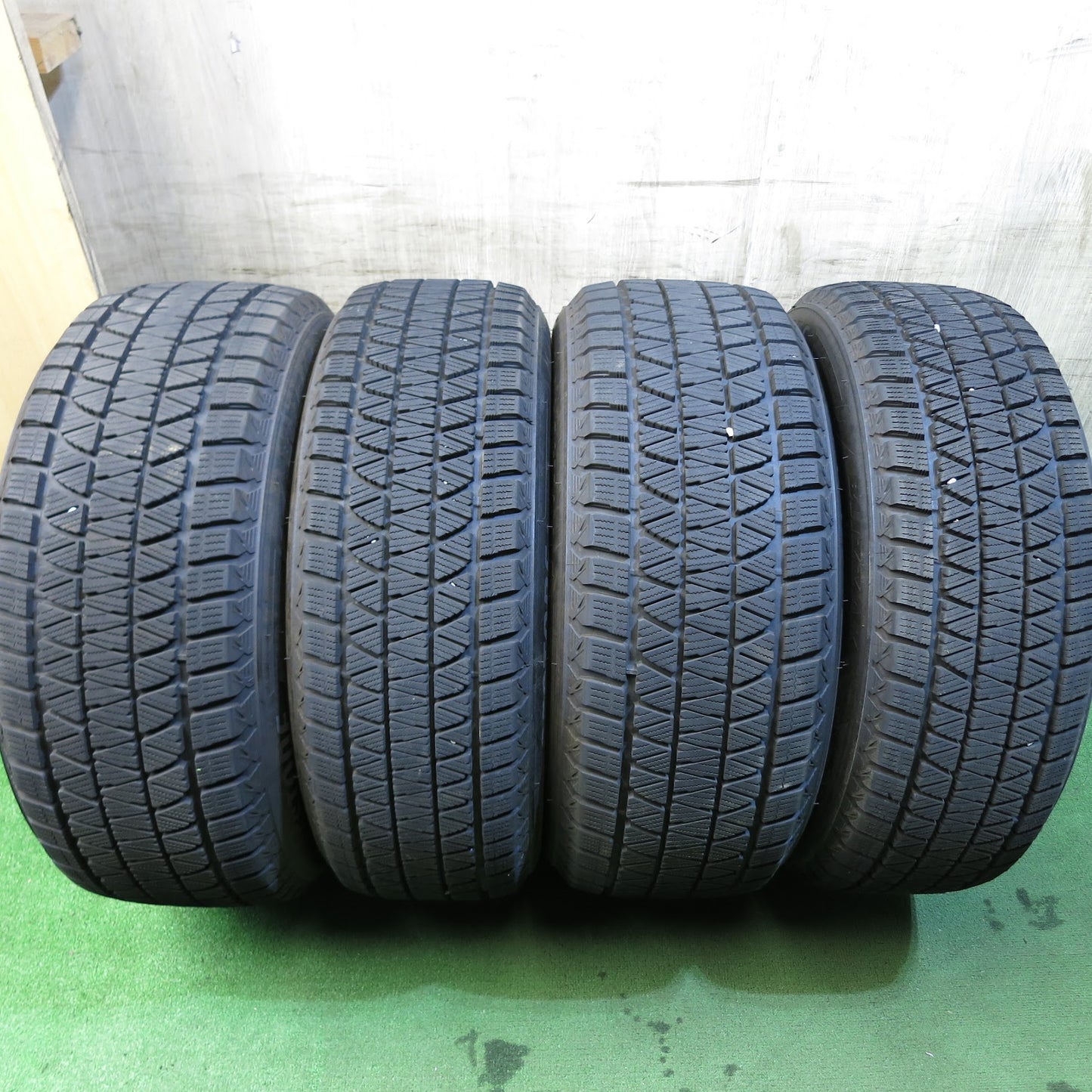 [送料無料]バリ溝！22年！9.5分★スタッドレス 235/60R18 255/55R18 ブリヂストン ブリザック DM-V3 タイヤ 18インチ ポルシェ マカン マカンS 等★3051509Hスタ