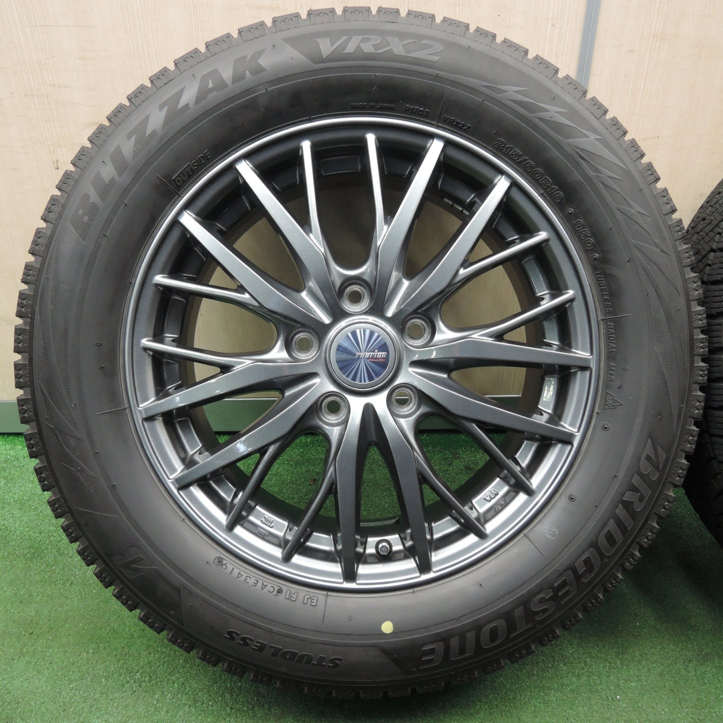 *送料無料* バリ溝！キレイ！9分★フォレスター等 215/60R16 スタッドレス ブリヂストン ブリザック VRX2 ravrion RM01 ラブリオン PCD100/5H★4021702NJス