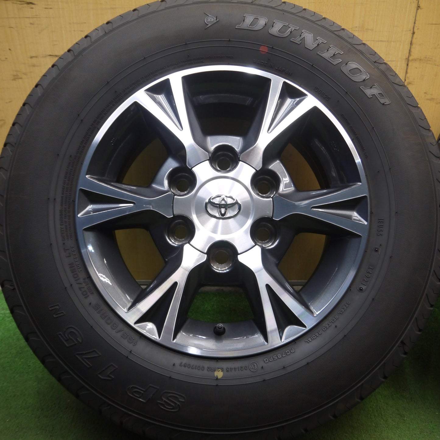 *送料無料* バリ溝！21年！キレイ！9.5分★トヨタ 200系 ハイエース 純正 OP 195/80R15 107/105N ダンロップ SP175N PCD139.7/6H★4031201Hス